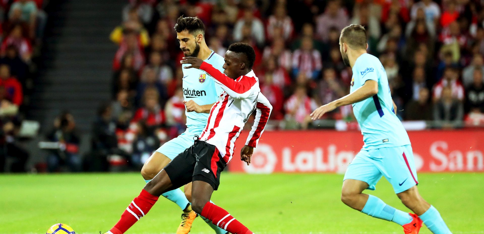 epa06295791 Athletic Bilbao's striker Inaki Wiliams (C) in action against FC Barcelona's Portuguese midfielder Andre Gomes (L) during the Spanish Primera Division soccer match between Athletic Bilbao and FC Barcelona at San Mames stadium in Bilbao, northern Spain, 28 October 2017.  EPA/LUIS TEJIDO