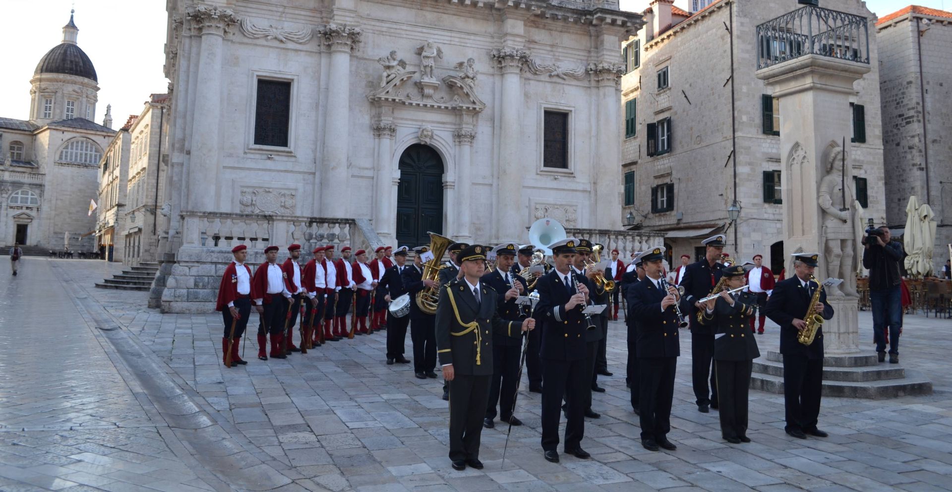 Dubrovnik, 29.10.2017. - Veliku proslava 25. obljetnice vojno redarstvenih operacija oslobođenja juga Hrvatske započela je u Dubrovniku jutarnjom budnicom Orkestra Oružanih snaga RH i povijesne postrojbe Dubrovačkih trombunjera. Orkestar OSRH s budnicom je krenuo u 8 sati te se od zgrade Policijske uprave dubrovačko-neretvanske spustio na Pile, pred sam ulaz u povijesnu jezgru, gdje su mu se pridružili Dubrovački trombunjeri.
foto HINA/ Baldo MARUNČIĆ/ ml