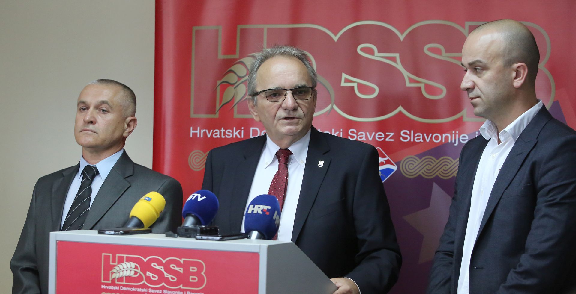 Osijek, 29.10.2017. - Konferencija za novinare HDSSB-a na temu "Pokušaj nastavka destabilizacije HDSSB-a!", Na fotografiji Branimir Glavaš (C).
foto HINA/ ml