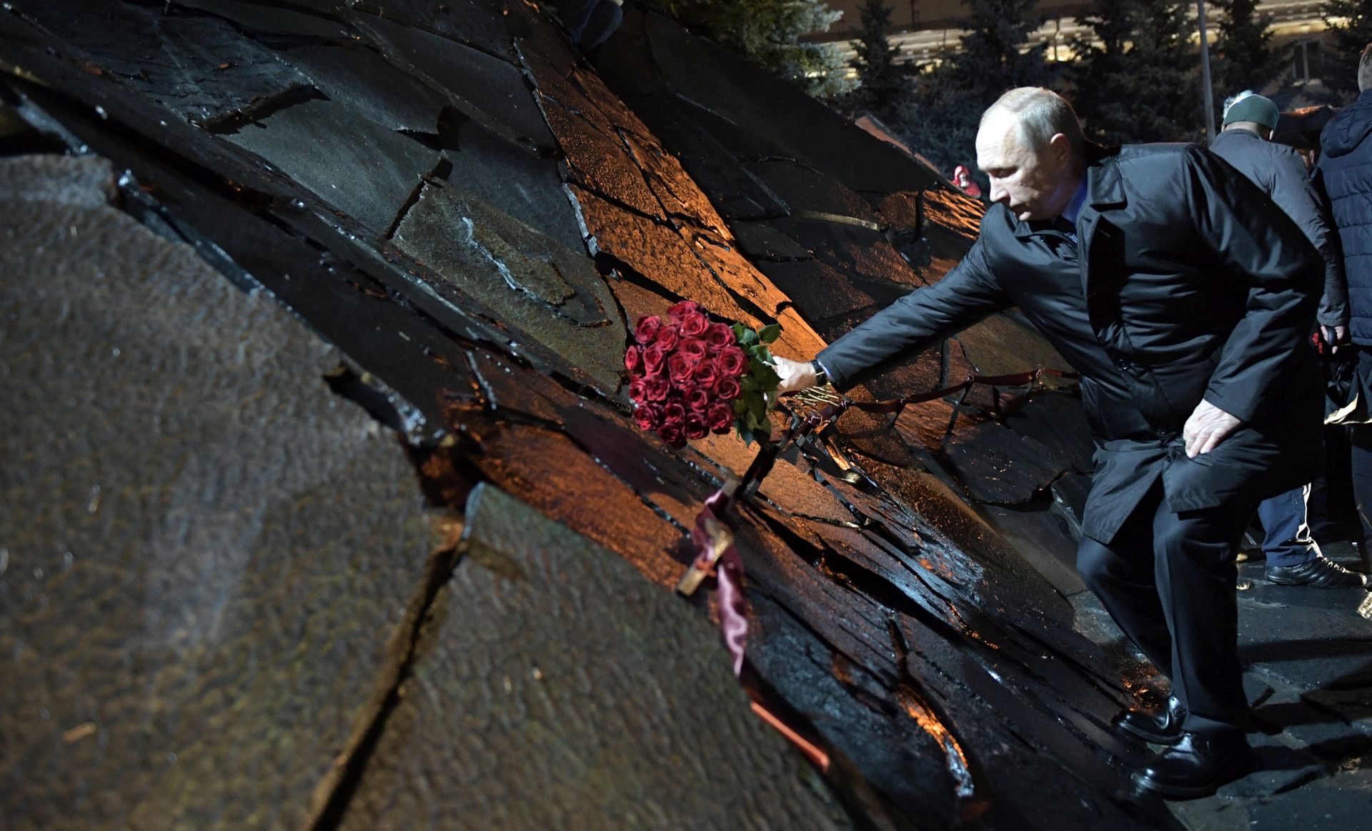 epa06298583 Russian President Vladimir Putin lays flowers during a ceremony of unveiling the country's first national memorial to victims of Soviet-era political repressions titled 'The Wall of Grief' designed by sculptor Georgy Frangulyan,  in downtown Moscow, Russia, 30 October 2017.  EPA/ALEXEY NIKOLSKY / SPUTNIK / KREMLIN POOL / POOL MANDATORY CREDIT