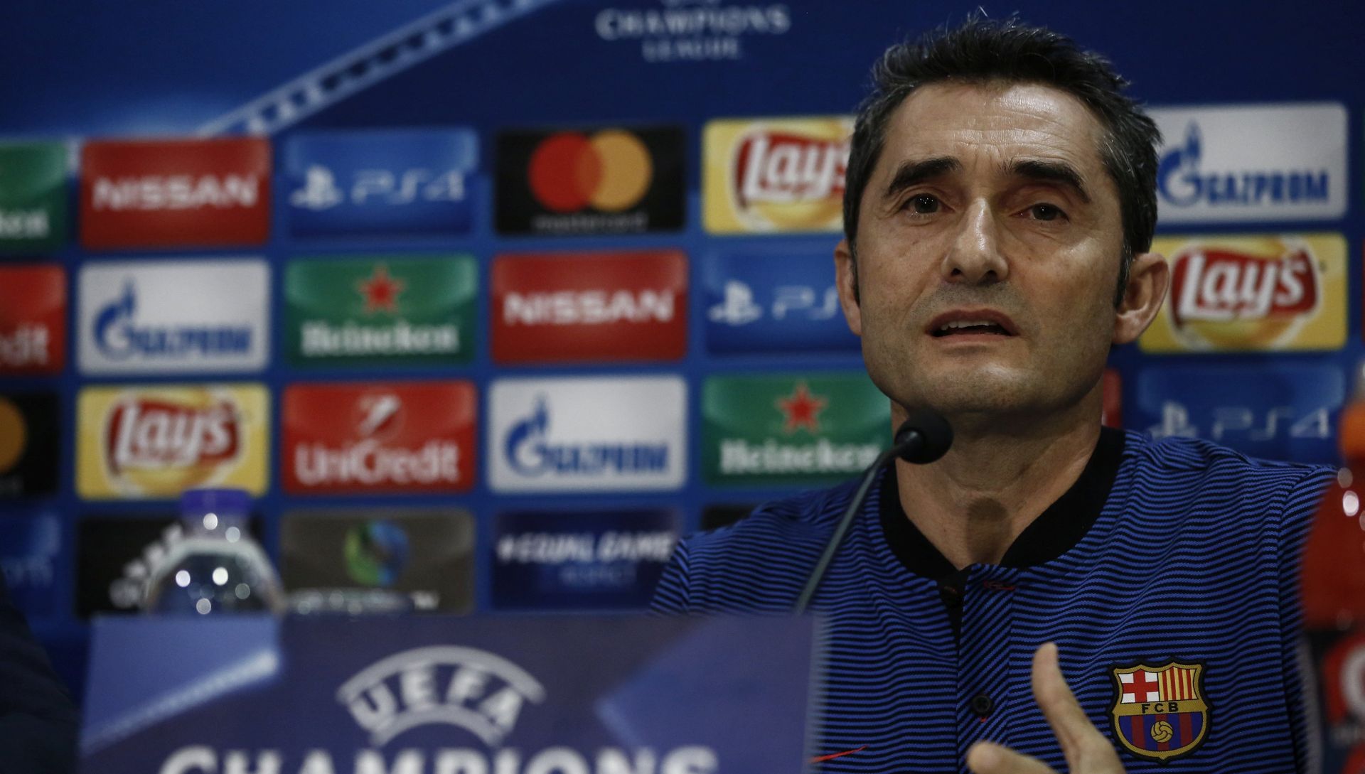 epa06298618 FC Barcelona's head coach Ernesto Valverde attends a press conference in Piraeus, Greece, 30 October 2017. FC Barcelona will face Olympiacos on 31 October 2017, for their UEFA Champions League Group D soccer match.  EPA/YANNIS KOLESIDIS