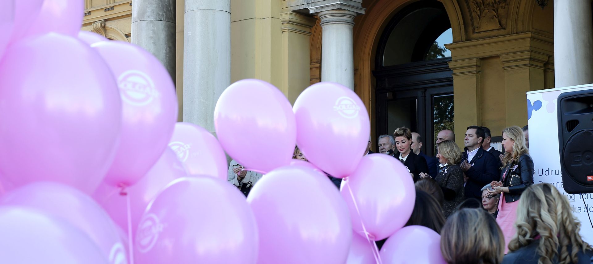 Zagreb, 7.10.2017 - Održano je obilježavanje Dana ružičaste vrpce, u organiziaciji Udruga Europa Donna Hrvatska. Povorka podrške oboljelima od raka dojke kretala se od HNK-a prema Cvjetnom trgu, gdje  se održao prigodan program obilježavanja Dana ružičaste vrpce te druženje s građanima.Na slici Andrija Mikulić i Margareta Mađerić.
foto HINA/ Tomislav PAVLEK /tp