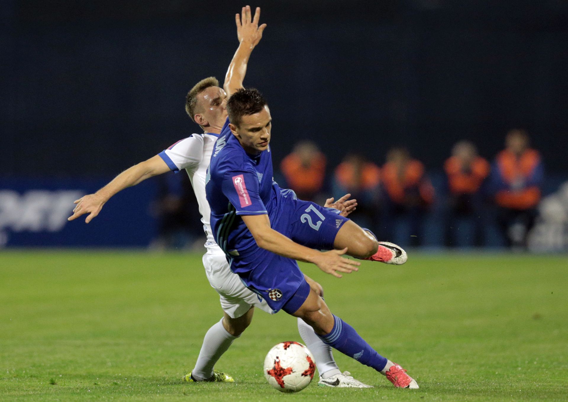 Zagreb, 14.10.2017. - Utakmica 12. kola Prve HNL Dinamo - Osijek. Na slici Dmytro Lopa i Nikola Moro.
Foto HINA/ Dario GRZELJ/ dag