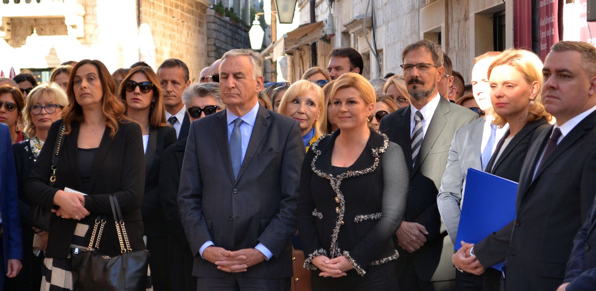 Dubrovnik, 25.10.2017 - Predsjednica Republike Hrvatske Kolinda Grabar-Kitaroviæ posjetila je Dubrovnik gdje je otvorila privremeni ured. Na slici predsjednica Grabar-Kitaroviæ, dubrovaèki gradonaèelnik Mato Frankoviæ i upan dubrovaèko-neretvanski Nikola Dobroslaviæ.
foto HINA/ Baldo Marunèiæ /ds
