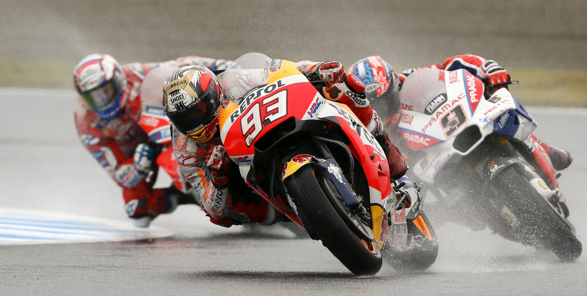 epa06266683 Spanish MotoGP rider Marc Marquez of Repsol Honda Team leads Italian MotoGP rider Andrea Dovizioso (L) of Ducati Team and Italian MotoGP rider Danilo Petrucci (R) of OCTO Pramac Racing during the MotoGP race of the MotoGP Grand Prix of Japan at Twing Ring Motegi circuit in Motegi, Tochigi Prefecture, northern Japan, 15 October 2017.  EPA/KIMIMASA MAYAMA