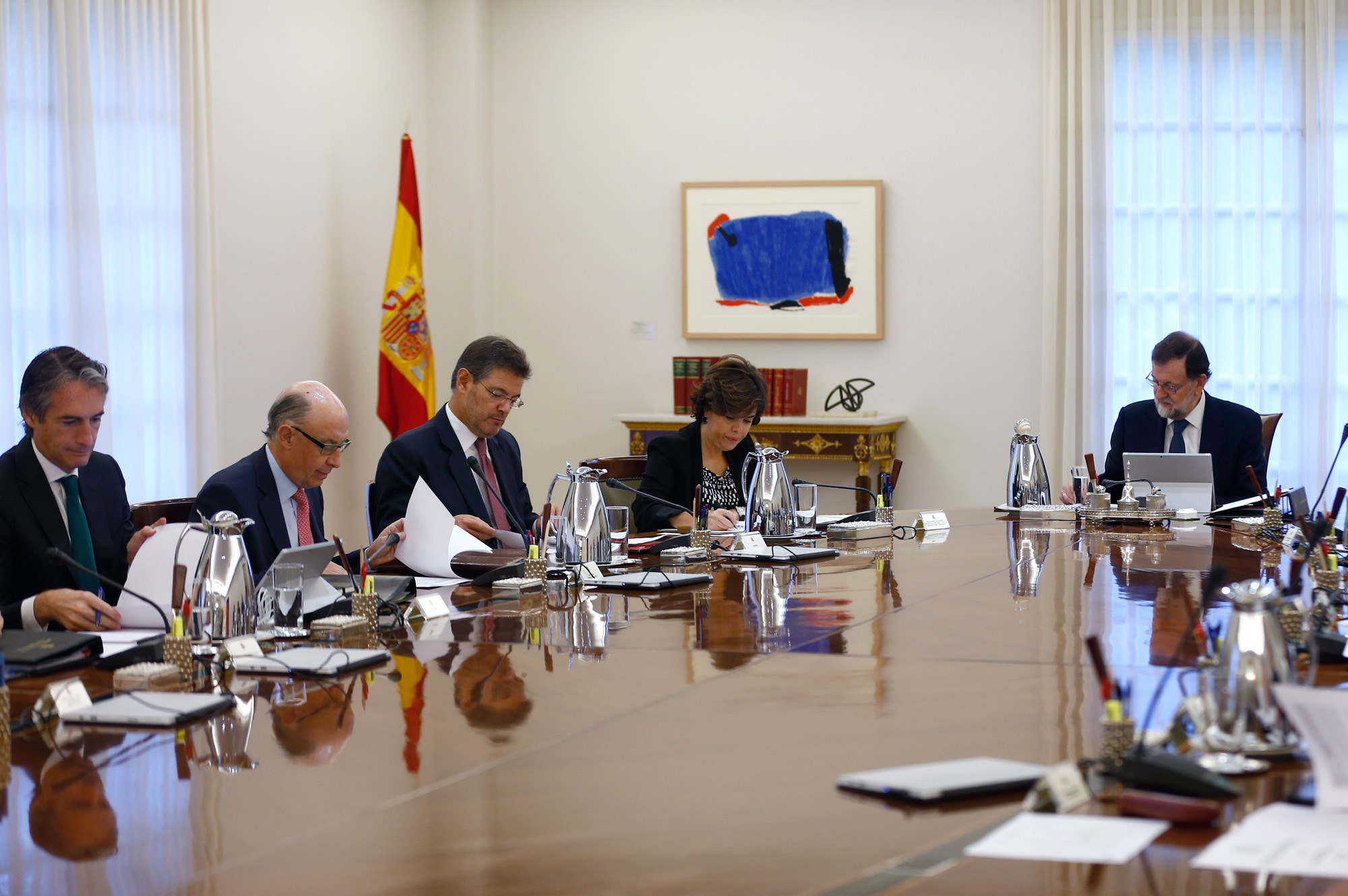 epa06258554 A handout photo made available by Moncloa's Press Office shows Spanish Prime Minister, Mariano Rajoy (R), chairing the extraordinary cabinet meeting held at Moncloa Presidential Palace in Madrid, Spain, to analyze the situation in Catalonia, 11 October 2017. Catalonia's regional President Carles Puigdemont declared the region's independence the previous day but suspended its effects immediately for a few weeks to search a dialogue with the Spanish Central Government.  EPA/Cesar P. Sendra / Moncloa's Press Office / HANDOUT  HANDOUT EDITORIAL USE ONLY/NO SALES