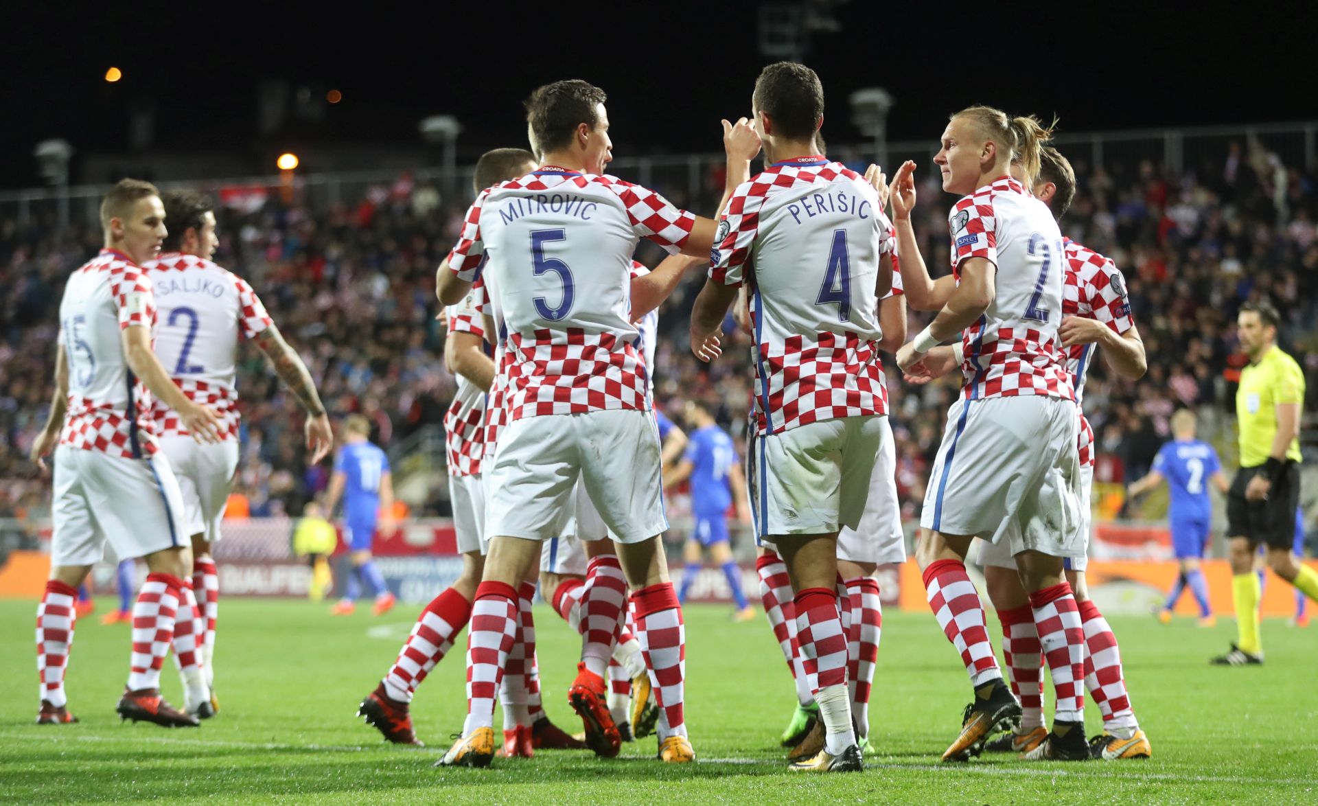 Rijeka, 06.10.2017 - Utakmica kvalifikacija za Svjetsko nogometno prvenstvo 2018. izmeðu reprezentacija Hrvatke i Finske na stadionu u Rujevici. Na slici igraèi Hrvatske slave zgoditak.
foto HINA/ Damir SENÈAR/ ds