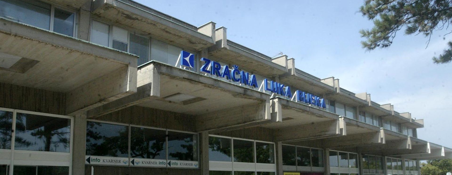 Omialj, 09.08.2013 - Zraèna luka Rijeka premaila je u prvih sedam mjeseci ove godine ukupni lanjski promet od 72.000 putnika, a od poèetka godine do danas kroz taj je aerodrom u Omilju na otoku Krku prolo ukupno 82.000 putnika, izvijestio je na dananjoj konferenciji za novinare direktor Zraène luke Rijeke Tomislav Palaliæ. Na slici zgrada Zraène luke Rijeka na otoku Krku.
foto FaH/ Miljenko KLEPAC /ds