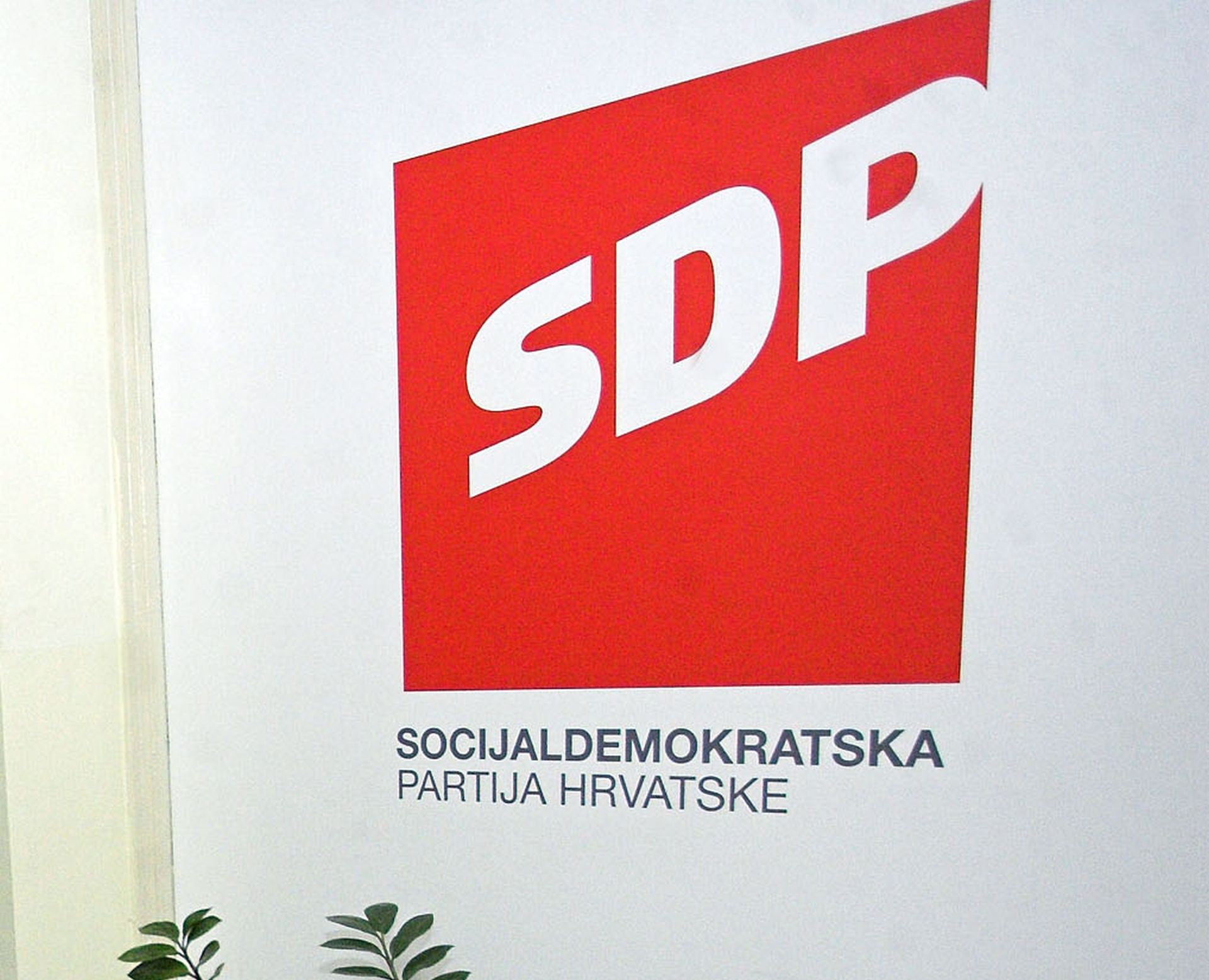 Zagreb, 26.05.2013 -  SDP je danas prigovorom zatraio od Dravnog izbornog povjerenstva (DIP) da utvrdi povredu pravila izborne promidbe od strane HDZ-a, navodeæi kako su dobili dojavu graðana sa splitskog podruèja da ih se s telefonskog broja HDZ-ove sredinjice u Zagrebu anketira za koga æe glasovati u 2. izbornom krugu. Arhivska fotografija od 15.01.2010. godine prikazuje logo SDP-a u prostorijama stranke u Zagrebu.  
foto FaH/ Lana SLIVAR DOMINIÆ/ ik