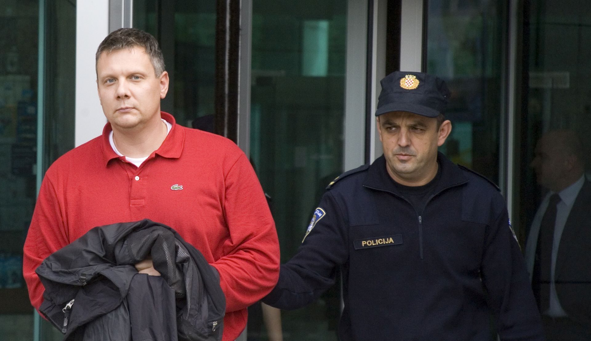 ZAGREB, 21. listopada 2013. (Hina) - Bivi financijski direktor Hrvatskih autocesta (HAC) Josip Sapunar doveden je jutros oko 9 sati na ispitivanje u zagrebaèko upanijsko dravno odvjetnitvo (DO), gdje æe ga ispitati o izvlaèenju novca iz javne tvrtke u kojoj je bio zaposlen.
foto FaH/ Tomislav Pavlek /tp