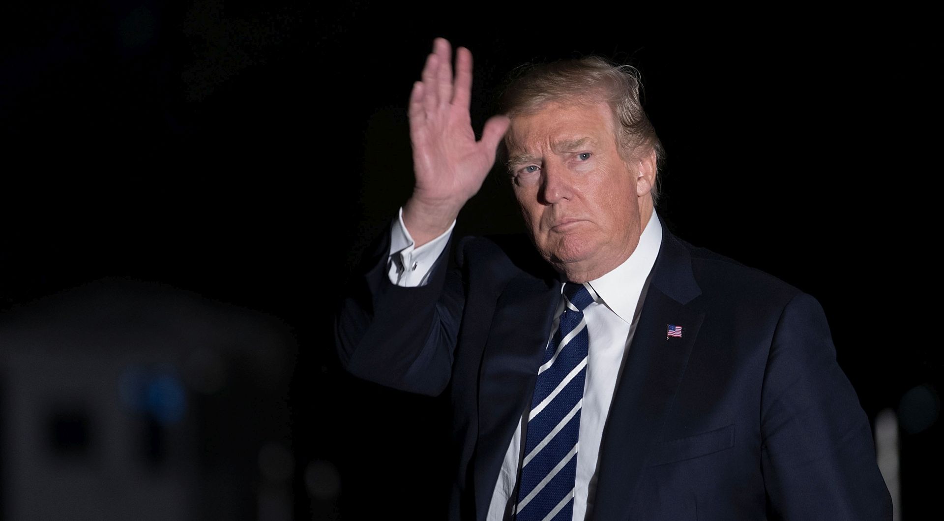 epa06270230 US President Donald J. Trump waves to reporters while walking across the South Lawn after returning to the White House in Washington, DC, USA, 16 October 2017. Trump traveled to South Carolina to attend a fund raising event for GOP gubernatorial candidate Henry McMaster.  EPA/CHIP SOMODEVILLA / POOL