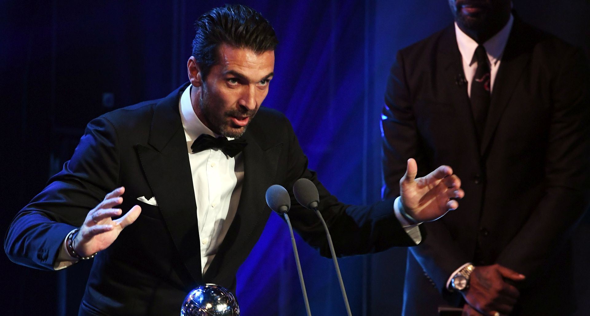 epa06284938 Juventus and Italy goalkeeper Gianluigi Buffon picks up the FIFA Goalkeeper 2017 award during the Best FIFA Football Awards 2017 at the London Palladium, London, Britain 23 October 2017.  EPA/ANDY RAIN
