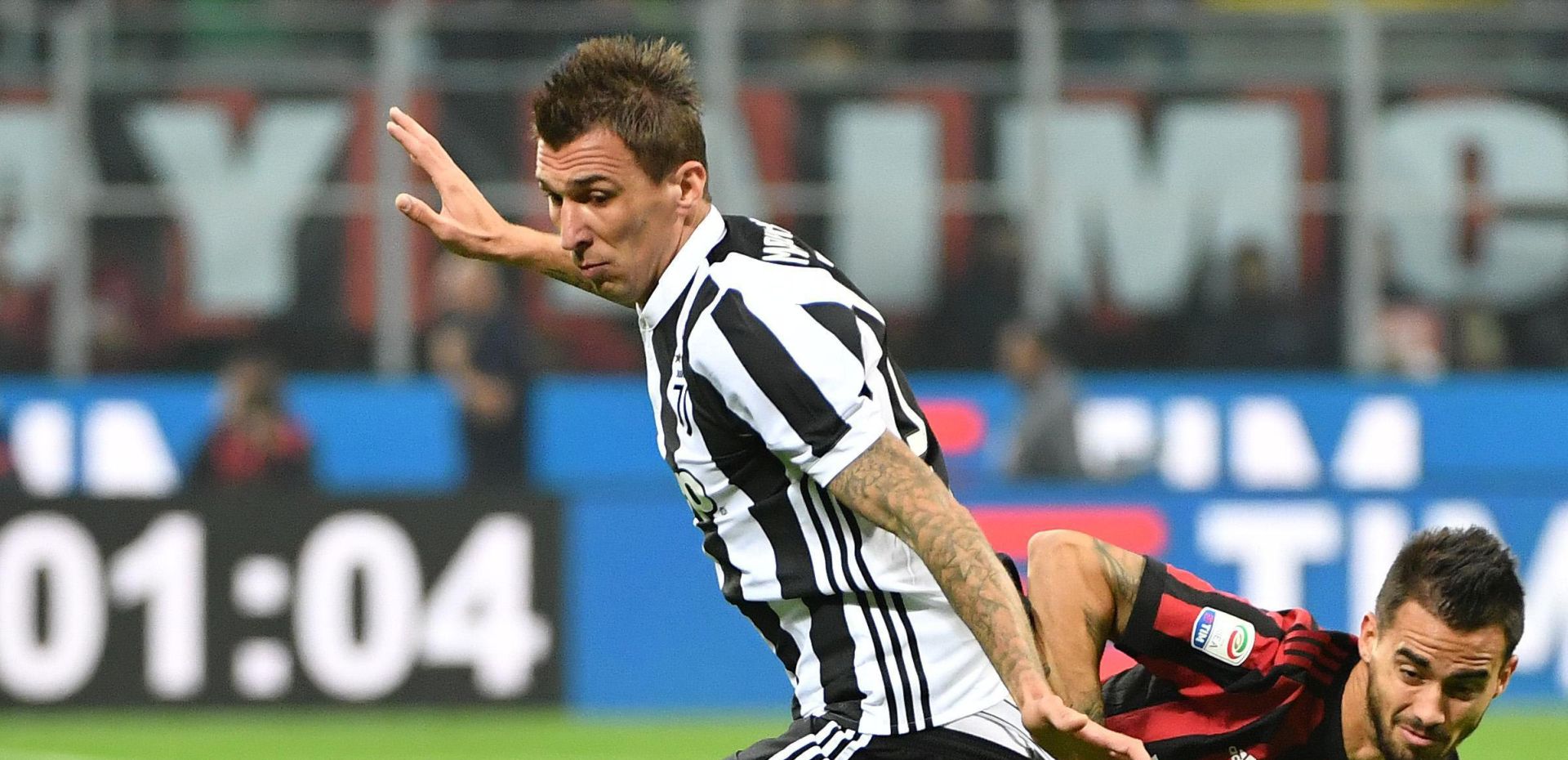 epa06295679 Milan's forward Fernandez Suso (R) and Juventus' forward Mario Mandzukic fight for the ball during the Italian Serie A soccer match between AS Milan and Juventus FC at Giuseppe Meazza Stadium in Milan, Italy, 28 October 2017.  EPA/DANIEL DAL ZENNARO