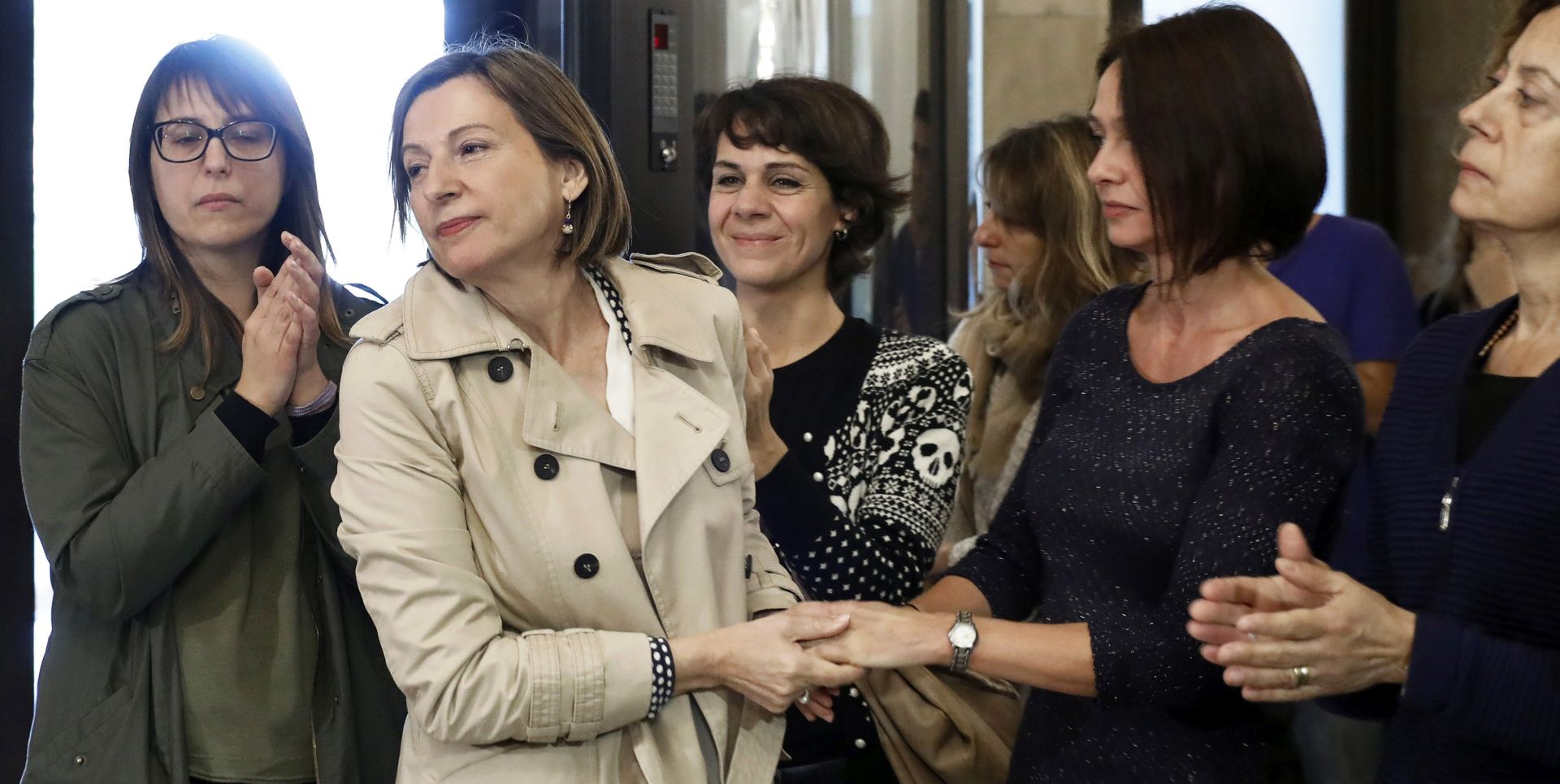 epa06305611 Speaker of the Catalan regional Parliament, Carme Forcadell (2-L), is greeted by workers as she arrives to Parliament in Barcelona, Spain, 03 November 2017. The Supreme Court ordered police surveillance for Forcadell and five other regional Parliament members accused of sedition, rebellion and embezzlement, before adjourning until 09 November the hearings of members of the Catalan Parliament.  EPA/ANDREU DALMAU