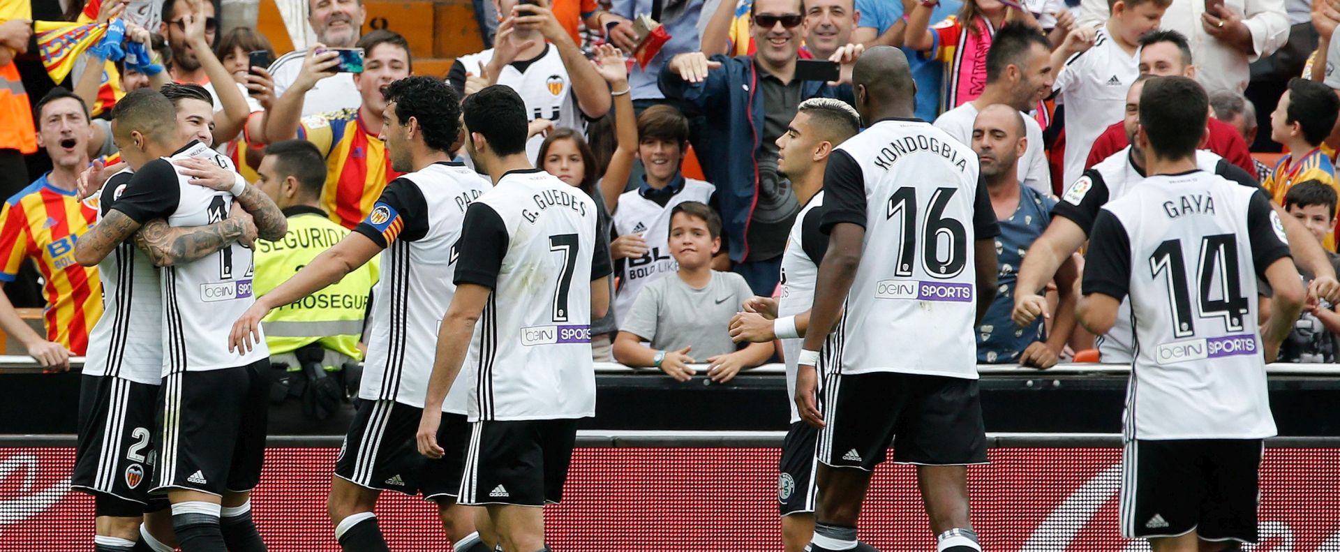 epa06307842 Valencia's striker Santi Mina (L) celebrates with teammates after scoring a goal during the Spanish Primera Division between Valencia CF and CD Leganes, in Valencia, eastern Spain, 04 November 2017.  EPA/JUAN CARLOS CARDENAS