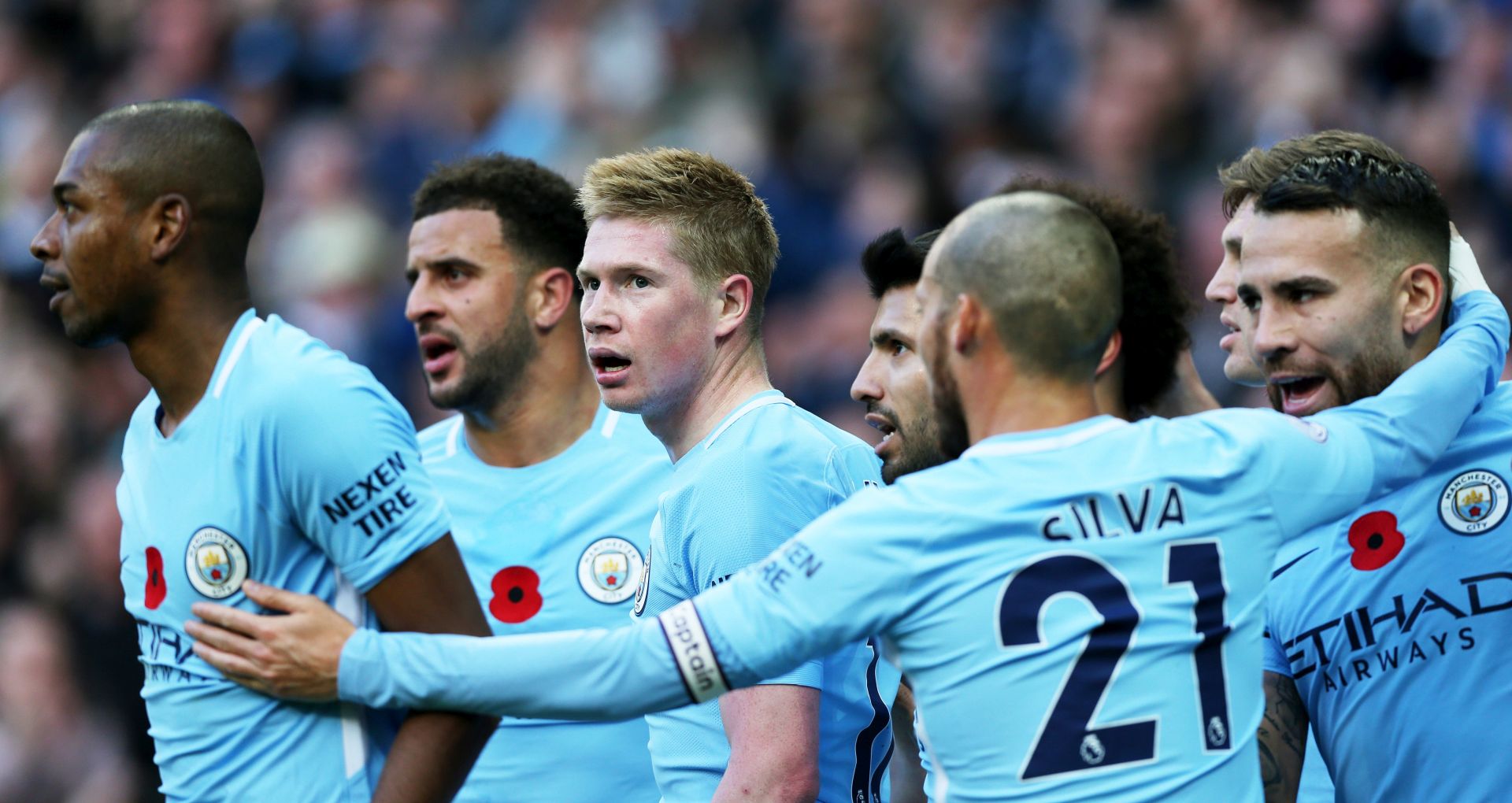 epa06310013 Kevin de Bruyne (C) of Manchester City celebrates with teammates after scoring the opening goal during the English Premier League match between Manchester City and Arsenal at the Etihad Stadium in Manchester, Britain, 05 November 2017.  EPA/NIGEL RODDIS No use with unauthorised audio, video, data, fixture lists, club/league logos 'live' services. Online in-match use limited to 75 images, no video emulation. No use in betting, games or single club/league/player publications.  EDITORIAL USE ONLY  EDITORIAL   EDITORIAL USE ONLY  EDITORIAL USE ONLY
