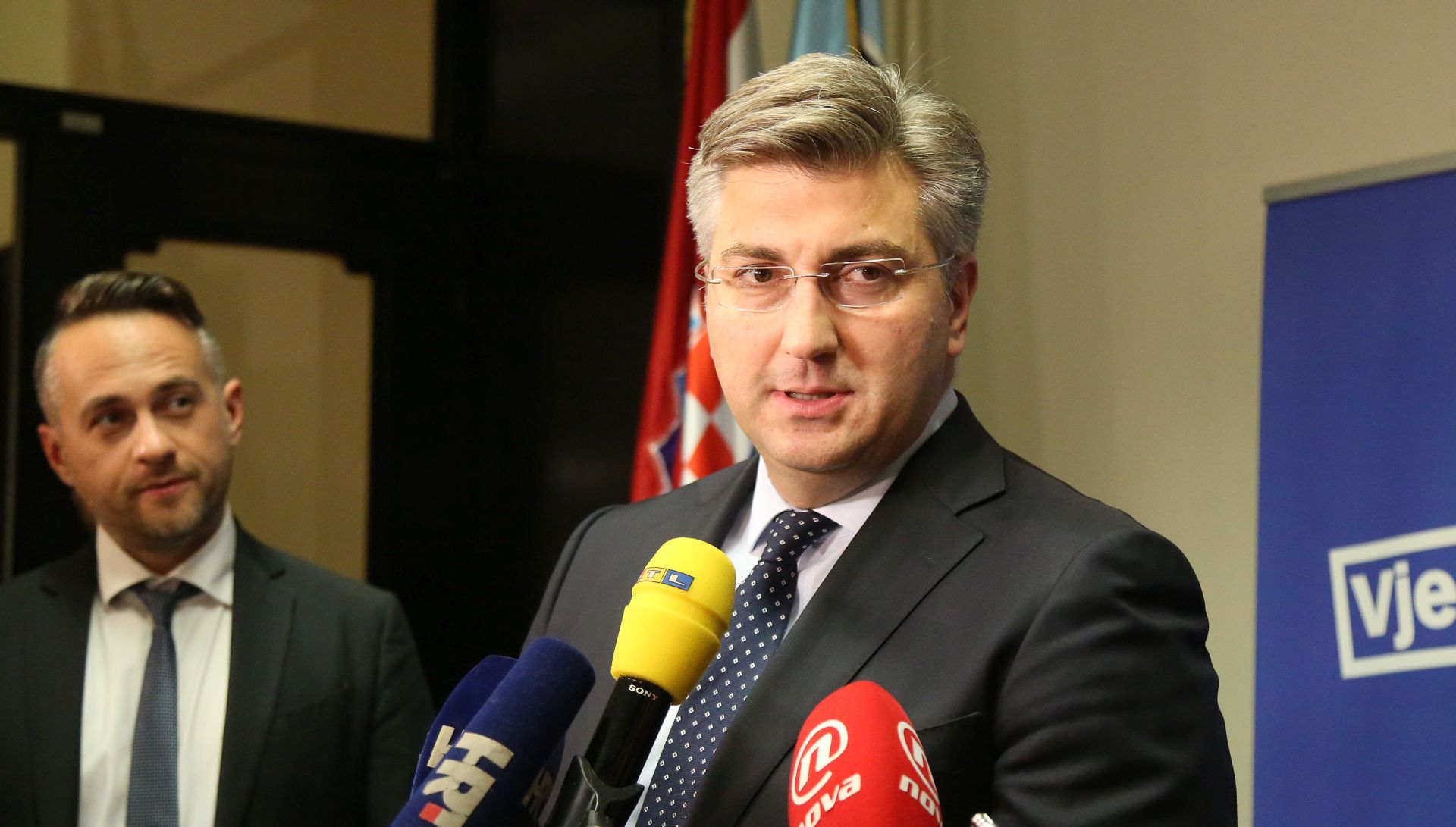 Zagreb, 06.11.2017 - Predsjednik HDZ-a i Vlade RH Andrej Plenkoviæ daje izjavu za medije nakon sjednice Predsjednitva i Nacionalnog vijeæa HDZ-a.
foto HINA/ Denis CERIÆ /dc
