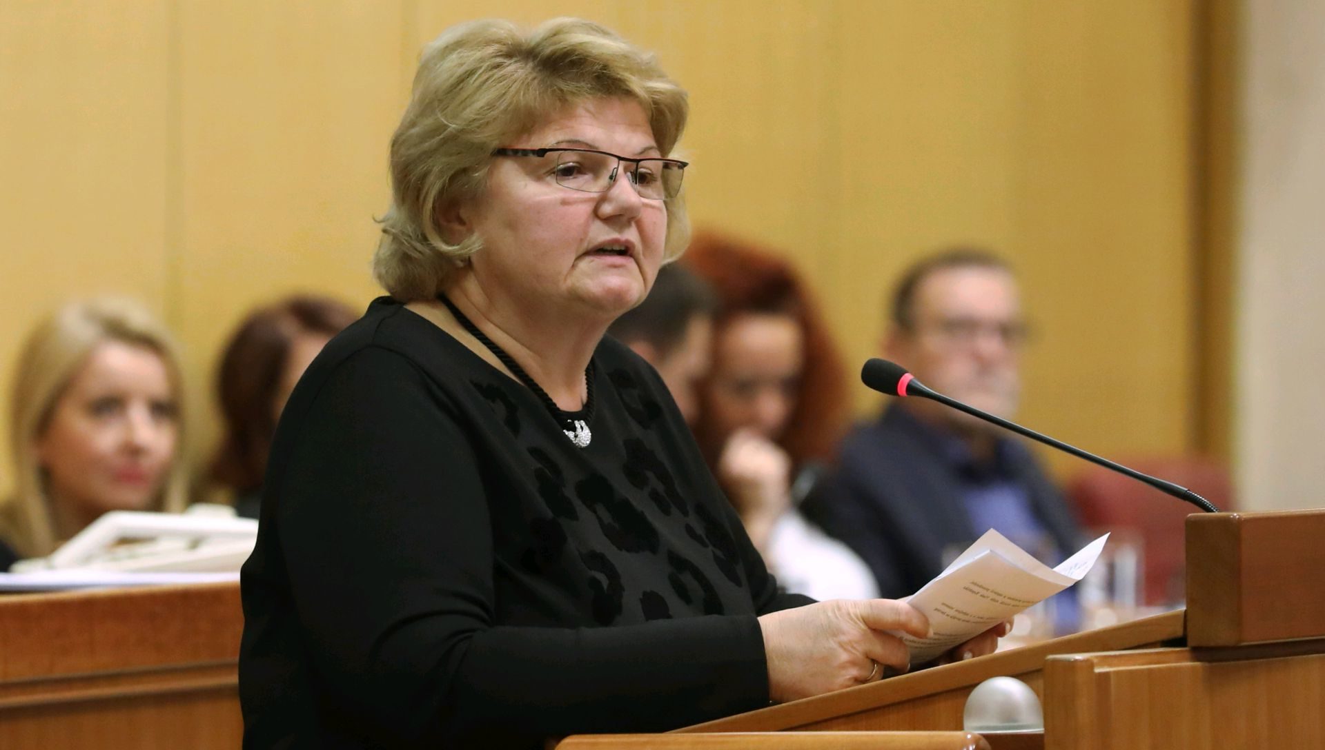 Zagreb, 08.11.2017. - Rasprava o prijedlogu oporbenog Glasa o opozivu ministrice obitelji i demografije Nade Murganiæ. Na fotografiji ministrica obitelji i demografije Nada Murganiæ.
foto HINA/ Lana SLIVAR DOMINIÆ/ lsd