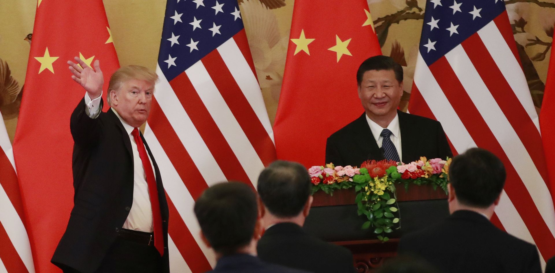 epa06317045 A picture released by Xinhua News Agency shows US President Donald J. Trump (L) waving as he and his Chinese counterpart Xi Jinping leave a press conference at the Great Hall of the People in Beijing, China, 09 November 2017. US President Donald J. Trump is in China for a state visit from 08 to 10 November as part of his 12-day tour of Asia.  EPA/XINHUA   EDITORIAL USE ONLY/NO SALES