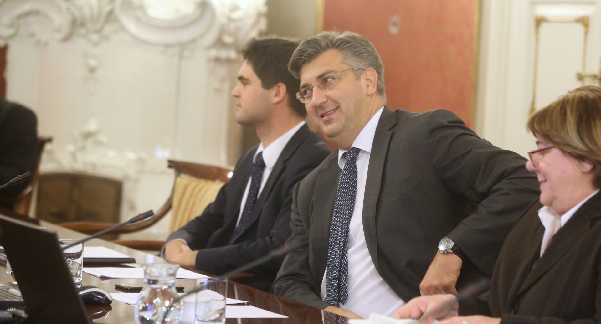 Zagreb, 9.11.2017.- Predsjednik Vlade Andrej Plenkoviæ na sjednici Vijeæa za suoèavanje s posljedicama vladavine nedemokratskih reima. Na fotografiji predsjednik vlade Andrej Plenkoviæ.  foto HINA/ Daniel KASAP/ dk