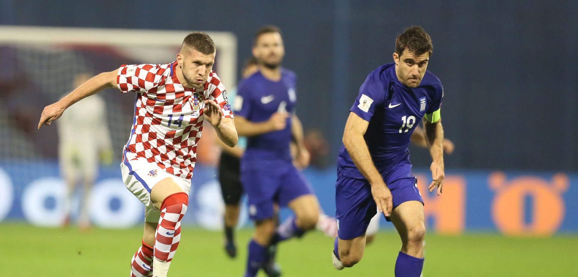 Zagreb, 09.11.2017 - Prva utakmica dodatnih kvalifikacija za plasman na SP u nogometu 2018. u Rusiji: Hrvatska - Grèka, na maksimirskom stadionu. Na fotografiji Ante Rebiæ (14), Sokratis Papastathopoulos (19).
foto HINA/ Denis CERIÆ /dc