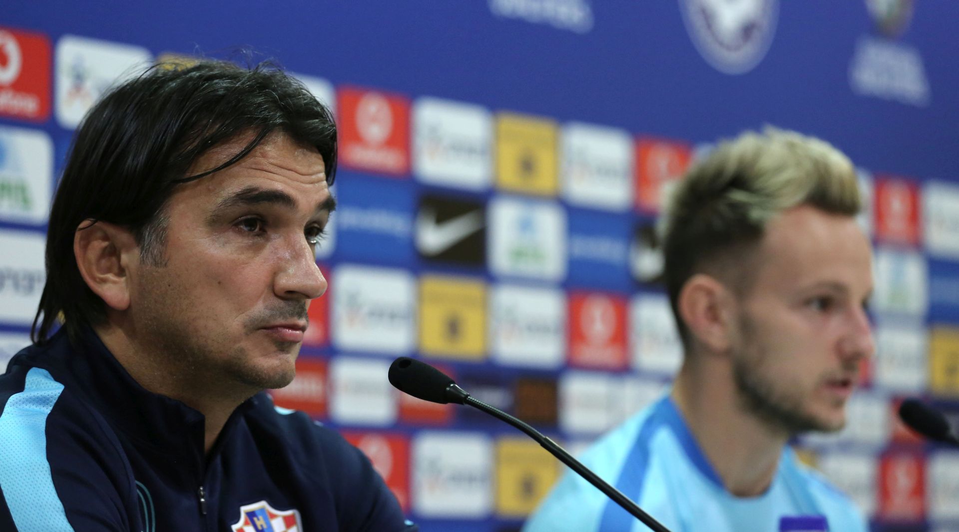 Pirej, 11.11.2017 - Konferencija za medije hrvatske nogometne reprezentacije na stadionu Georgios Karaiskakis nakon dolaska u Grèku na uzvratnu utakmicu dodatnih kvalifikacija za SP u Rusiji 2018. Na slici izbornik Zlatko Daliæ i Ivan Rakitiæ.
foto HINA/ Tomislav PAVLEK/ ua