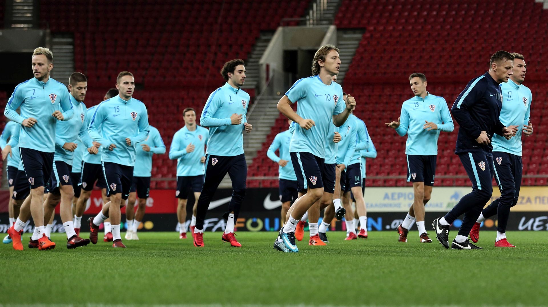 Zagreb, 11.11.2017 - Hrvatski reprezentativci dolaskom u Atenu,odradili su prvi trening.Na slici Ivan rakitić,Josip Pivarić,Dejan Lovren,Andrej Kramarić ,Andrej Rog,Luka Modrić,Ivica Olić i Mario Manđukić.
foto HINA/ Tomislav PAVLEK /tp