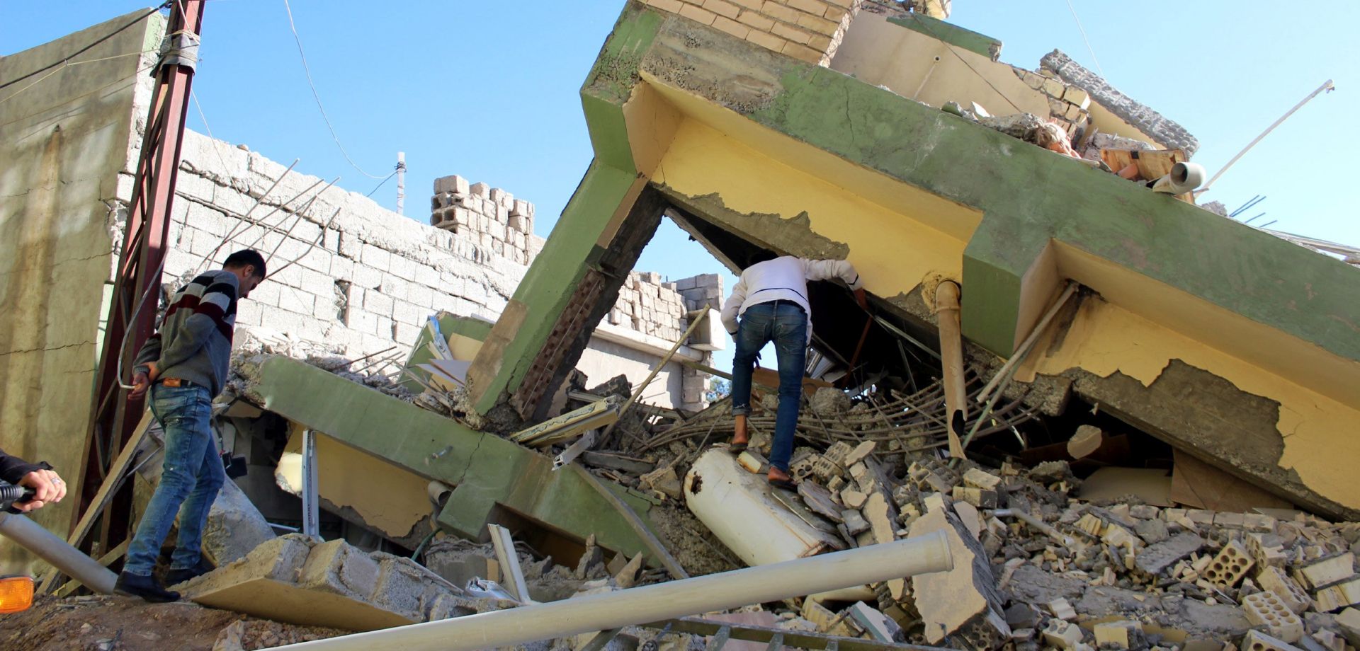 epa06326232 Iraqi Kurdish men inspect a building destroyed in earthquake at Darbandikhan town, near Sulaymaniya city, northern Iraq, 13 November 2017. At least six people were killed and 50 others injured in Iraqi Kurdistan's Sulaymaniyah when a powerful magnitude 7.2 earthquake hit the region along the border between Iran and Iraq on 12 November, local officials said. At least 328 inhabitants were killed and another 3,950 injured in Iran's Kermanshah province bordering Iraq.  EPA/AFAN ABDULKHALEQ