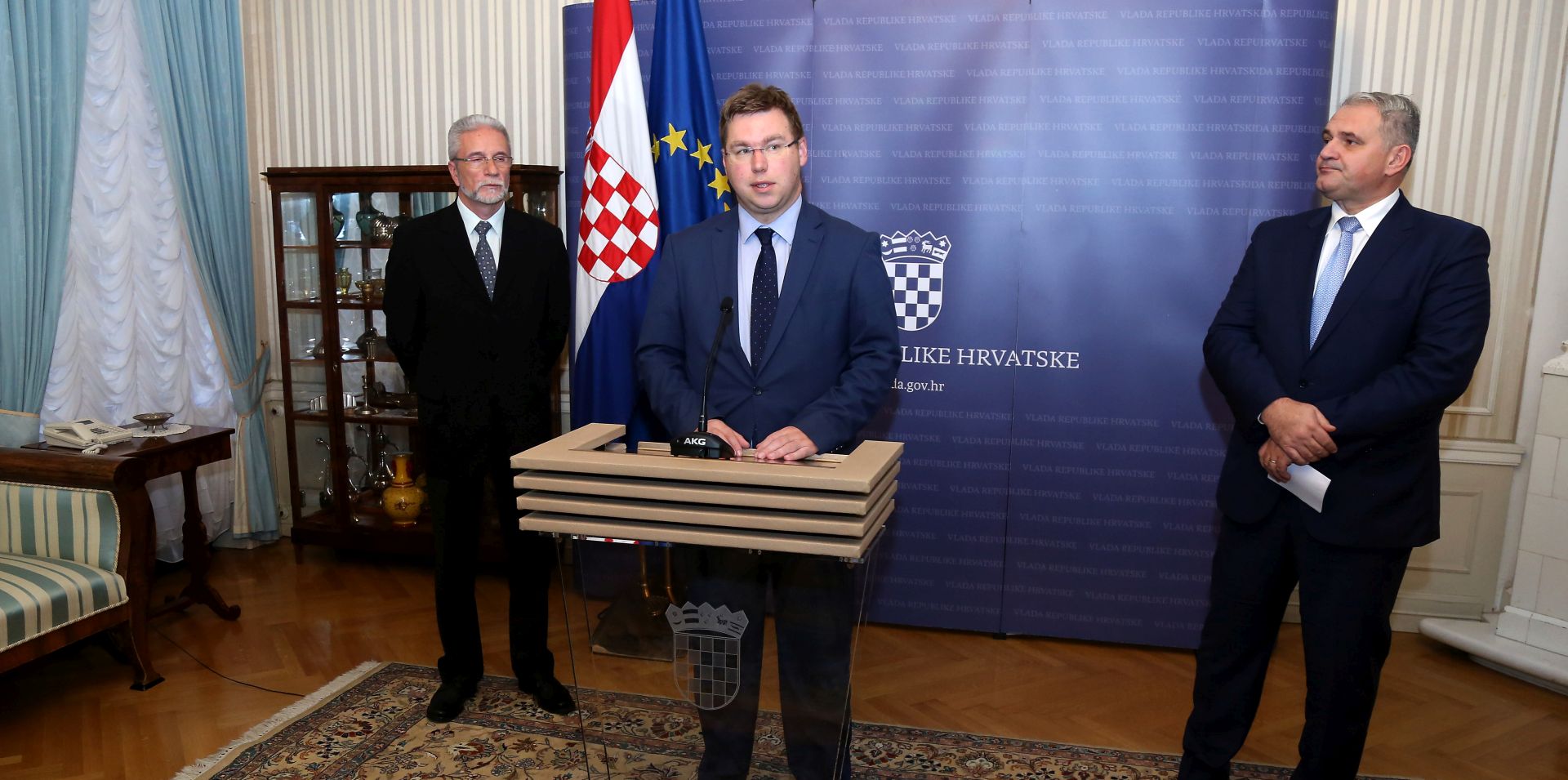 Zagreb, 14.11.2017 - Konferncije za medije nakon sastanka premijera Andreja Plenkoviæa i Vlade sa èlanovima Gospodarsko-socijalnoga vijeæa (Banski dvori). Na fotografiji predsjednik Nezavisnih hrvatskih sindikata Kreimir Sever, ministar rada i mirovinskoga sustava Marko Paviæ, direktor HUP-a Davor Majetiæ.
foto HINA/ Denis CERIÆ /dc