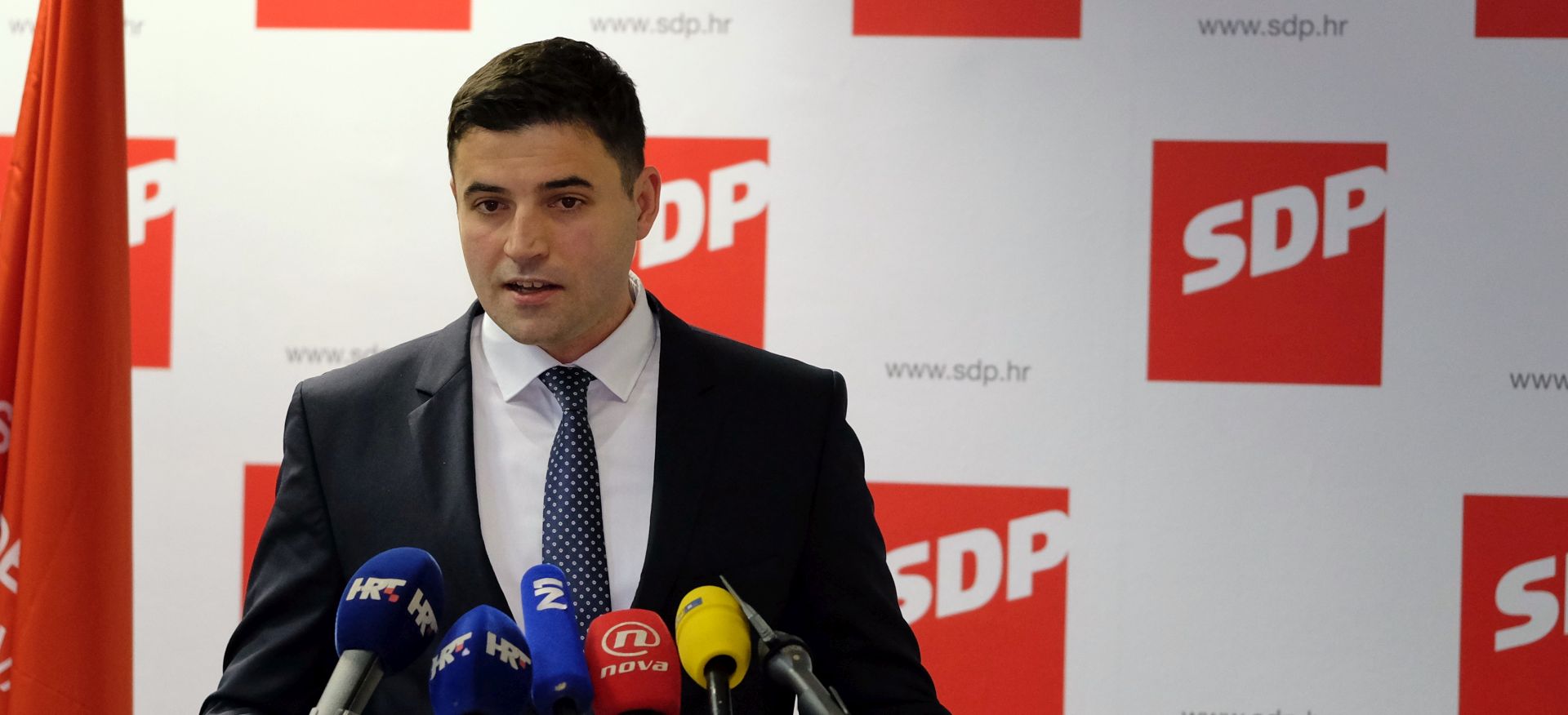 Zagreb, 14.11.2017. - Konferencija za novinare Socijaldemokratske partije (SDP) Hrvatske na temu „Dostojanstven posao i dostojanstvena plaća, ključni elementi borbe protiv iseljavanja iz Hrvatske“. Na fotografiji Davor Bernardić.
foto HINA/ Edvard ŠUŠAK/ es