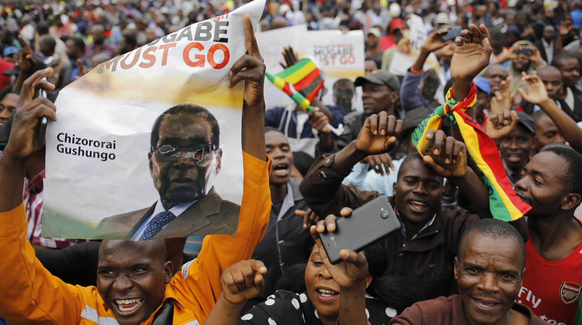 epa06336625 People taking to the streets as part of the mass action protests against President Robert Mugabe, in Harare, Zimbabwe, 18 November 2017. The Zimbabwe National Army (ZNA) has taken over the control of the running of the country with Robert Mugabe, being under house arrest for days, but making his first public appearance at a University graduation ceremony on 17 November 2017.  EPA/KIM LUDBROOK