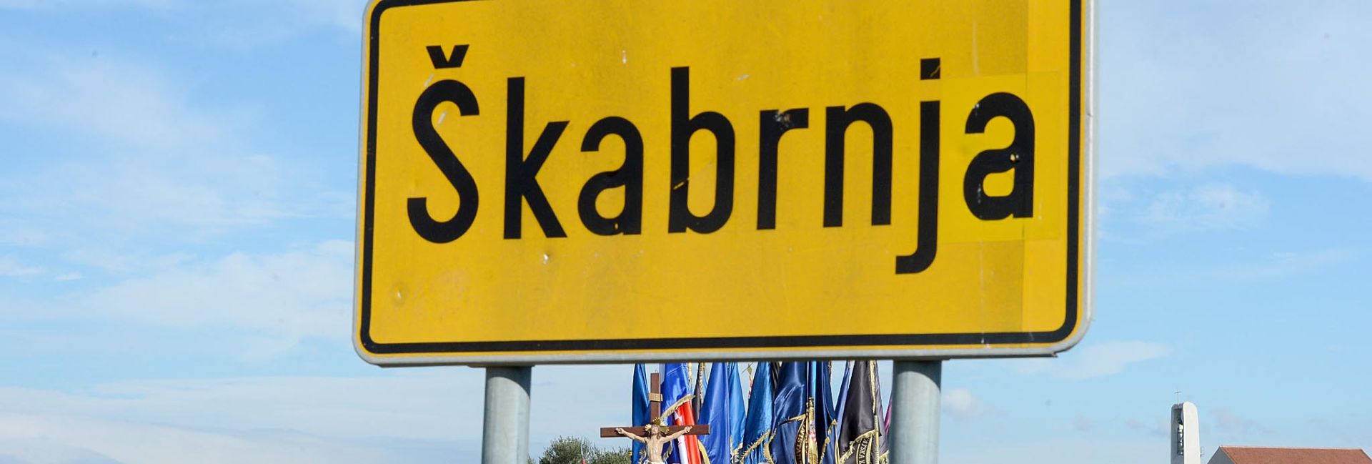 Škabrnja, 18.11.2017. - 26. godišnjica stradanja Škabrnje u Domovinskom ratu obilježena je hodom Kolone sjećanja do Spomen obilježja masovne grobnice, gdje su položeni vijenci. foto HINA/ ml