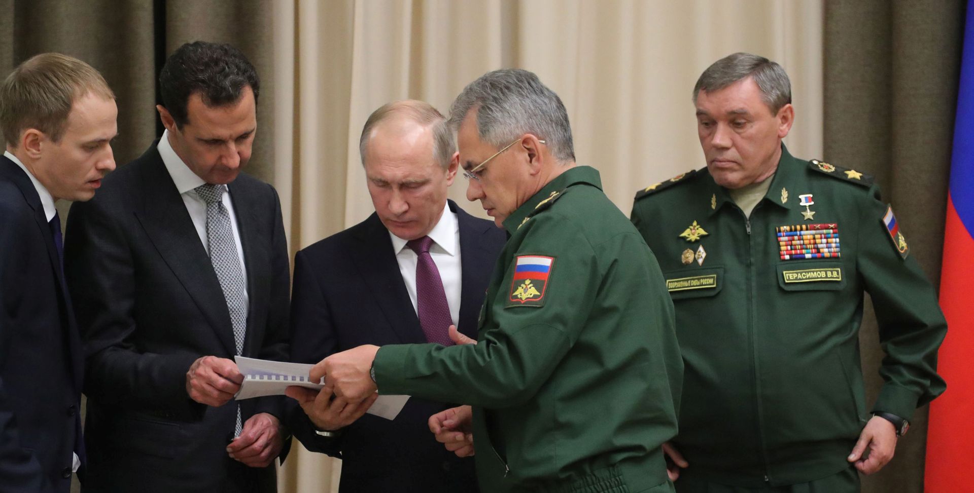 epa06341418 Syrian President Bashar al-Assad (2-L), Russian President Vladimir Putin (C), Russian Defense Minister Sergei Shoigu (2-R) and Chief of the Russian Armed Forces General Staff Valery Gerasimov (R) meet in the Black sea resort of Sochi, Russia, 20 November 2017 (issued 21 November 2017). According to reports the two leaders met over talks focusing on the Syrian conflict.  EPA/MICHAEL KLIMENTYEV/SPUTNIK/KREMLIN / POOL MANDATORY CREDIT