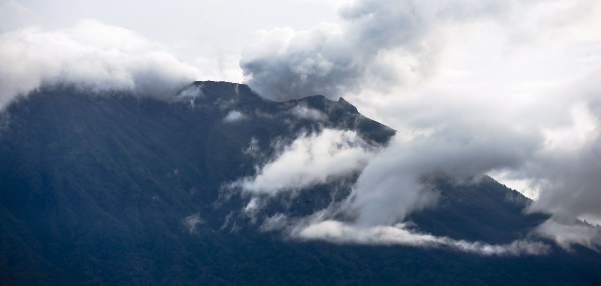 epa06343173 A general view shows Mount Agung volcano spewing smoke as it is seen from Karangasem, Bali, Indonesia, 22 November 2017. The Centre for Volcanology and Geological Hazard Mitigation (CVGHM) confirmed that Mount Agung started to erupt on 21 November 2017 evening, with an ash cloud rising 700 metres above the summit.  EPA/MADE NAGI