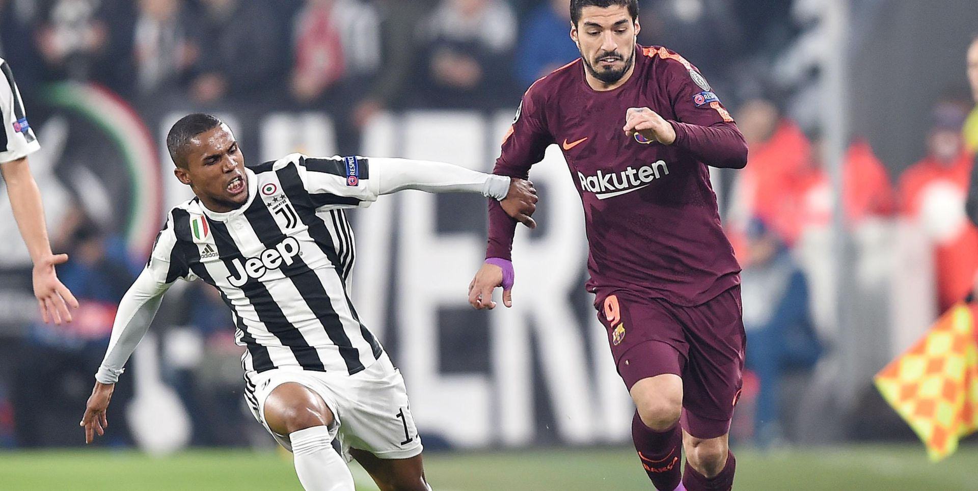 epa06344626 Juventus' Douglas Costa (L) and Barcelona's Luis Suarez in action during the UEFA Champions League group D soccer match between Juventus FC and FC Barcelona at Allianz Stadium in Turin, Italy, 22 November 2017.  EPA/ALESSANDRO DI MARCO
