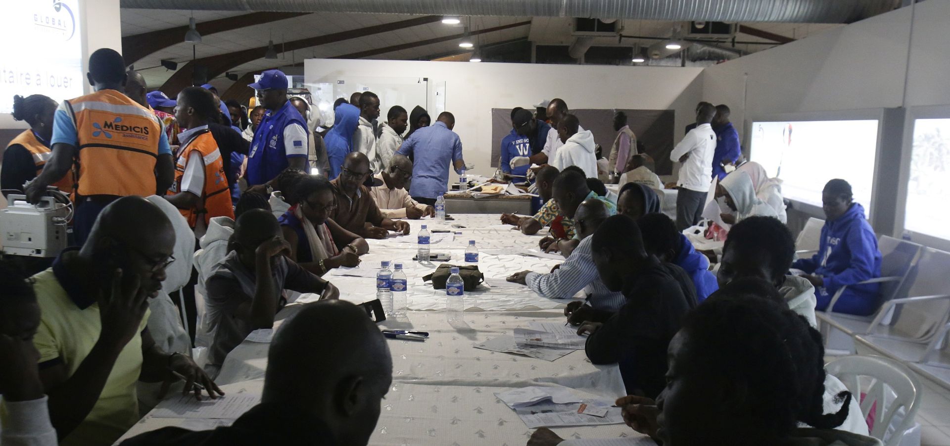 epa06344770 Ivorian migrants returning from Libya arrive in Abidjan, Ivory Coast, 22 November 2017. 166 Ivorian migrants were repatriated from Libya by the State of Côte d'Ivoire in collaboration with IOM (International Organization for Migration).  EPA/LEGNAN KOULA