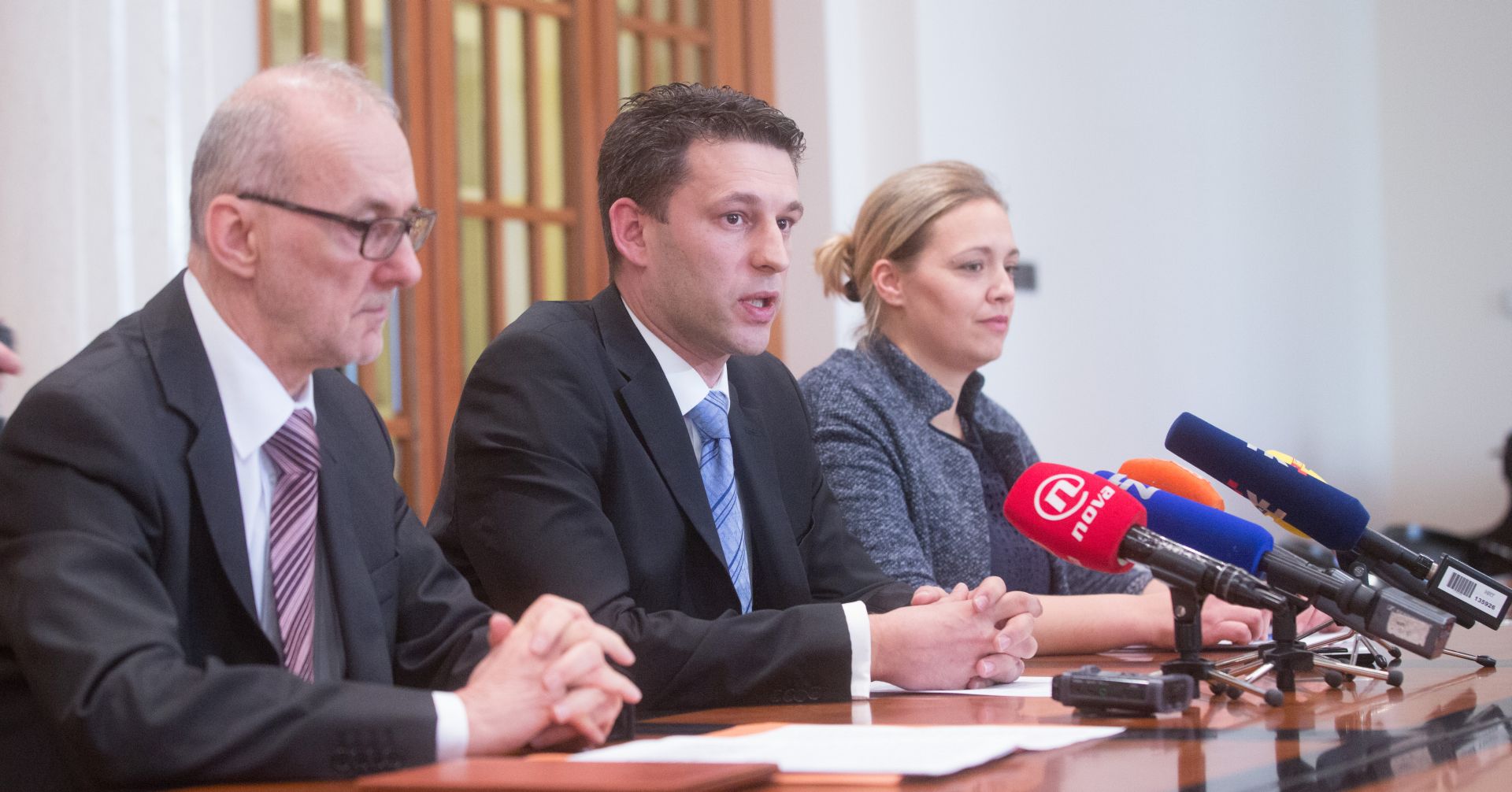Zagreb, 24.11.2017 - Konferencija za medije Kluba zastupnika MOST-a na kojoj će na temu "Mostovi prijedlozi izmjena pravosudnih zakona". Na fotografiji Robert Podolnjak, Božo Petrov, Maja Grubišin.   Foto HINA/ Daniel KASAP/ dk