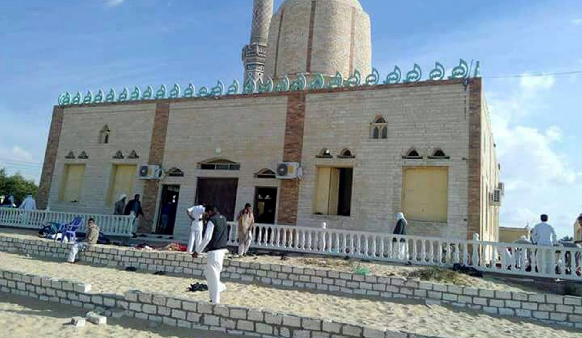 epa06347846 People walk outside a mosque that was attacked in the northern city of Arish, Sinai Peninsula, Egypt, 24 November 2017. According to initial reports, dozens were killed and injured in a bombing and gunfire targeting worshipers leaving the Friday prayers in the northern city of Arish.  EPA/STR BEST QUALITY AVAILABLE