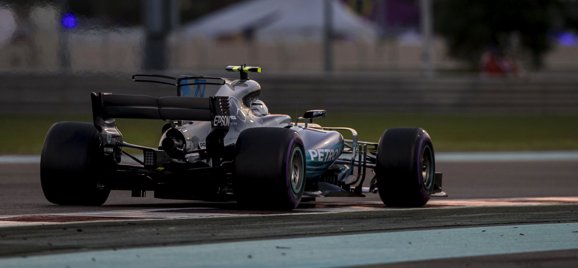 epa06348363 Finnish Formula One driver Valtteri Bottas of Mercedes AMG GP in action during the second practice session at Yas Marina Circuit in Abu Dhabi, United Arab Emirates, 24 November 2017. The Formula One Grand Prix of Abu Dhabi will take place on 26 November 2017.  EPA/VALDRIN XHEMAJ
