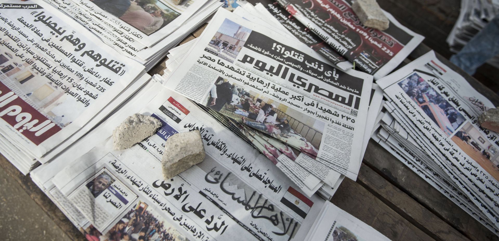 epa06349422 Egyptian newspapers featuring front page articles, a day after mosque attack in the northern city of Arish, Sinai Peninsula, in Cairo, Egypt, 25 November 2017. According to reports, at least 270 people were killed and 90 injured after a bomb was detonated at a mosque and fire opened on worshippers in the Sinai town of Bir al-Abd, near Arish.  EPA/MOHAMED HOSSAM