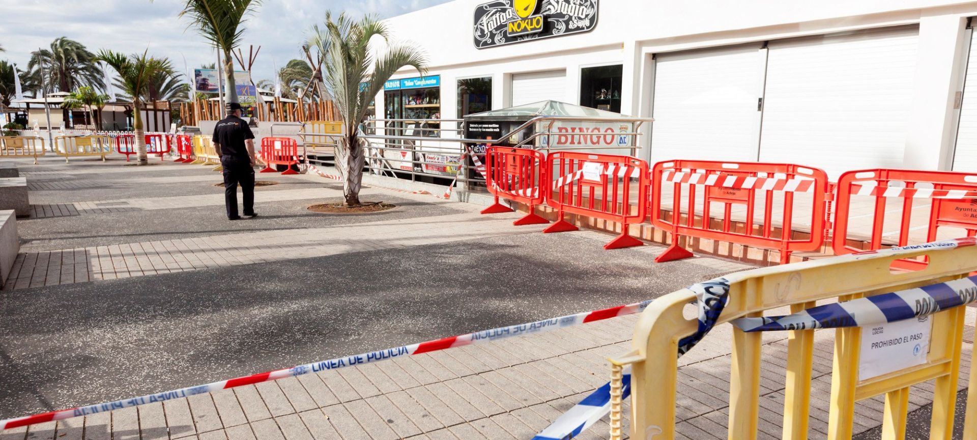 epa06351928 A police office inspects the area at the entrance to the disco club 'Butterfly' in Adeje, Tenerife, Spain, 26 November 2017. 22 people that fell down into the basement early 26 November 2017 when part of the dance floor at the night club collapsed were injured.  EPA/RAMON DE LA ROCHA