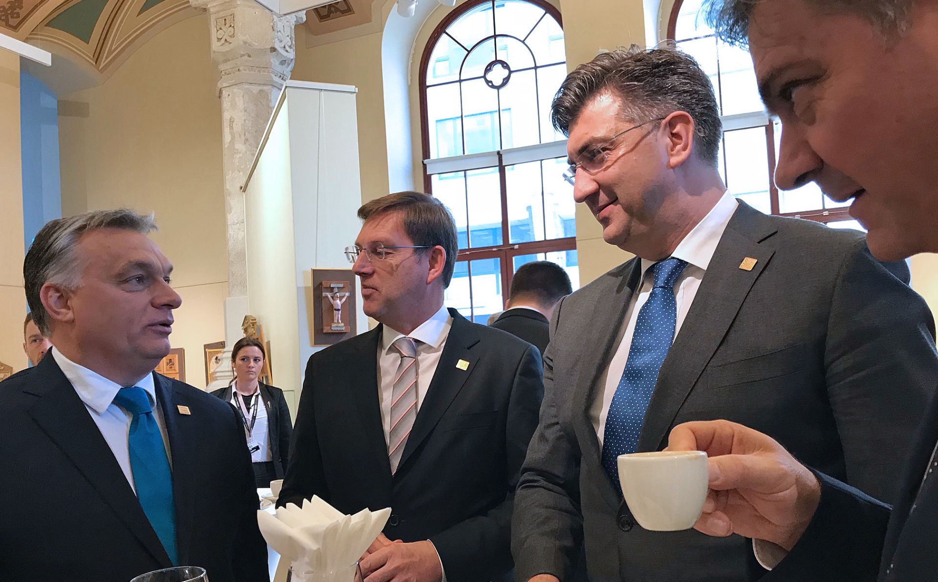 Budimpeta, 27.11.2017 - Hrvatski premijer Andrej Plenkoviæ sudjeluje na 6. sastanku efova vlada zemalja sredinje i istoène Europe i Kine u Budimpeti, takozvanom Summitu 16+1. Na slici Viktor Orban, Miro Cerar, Andrej Plenkoviæ i Denis Zvizdiæ.
foto HINA/ Vlada RH/ ua