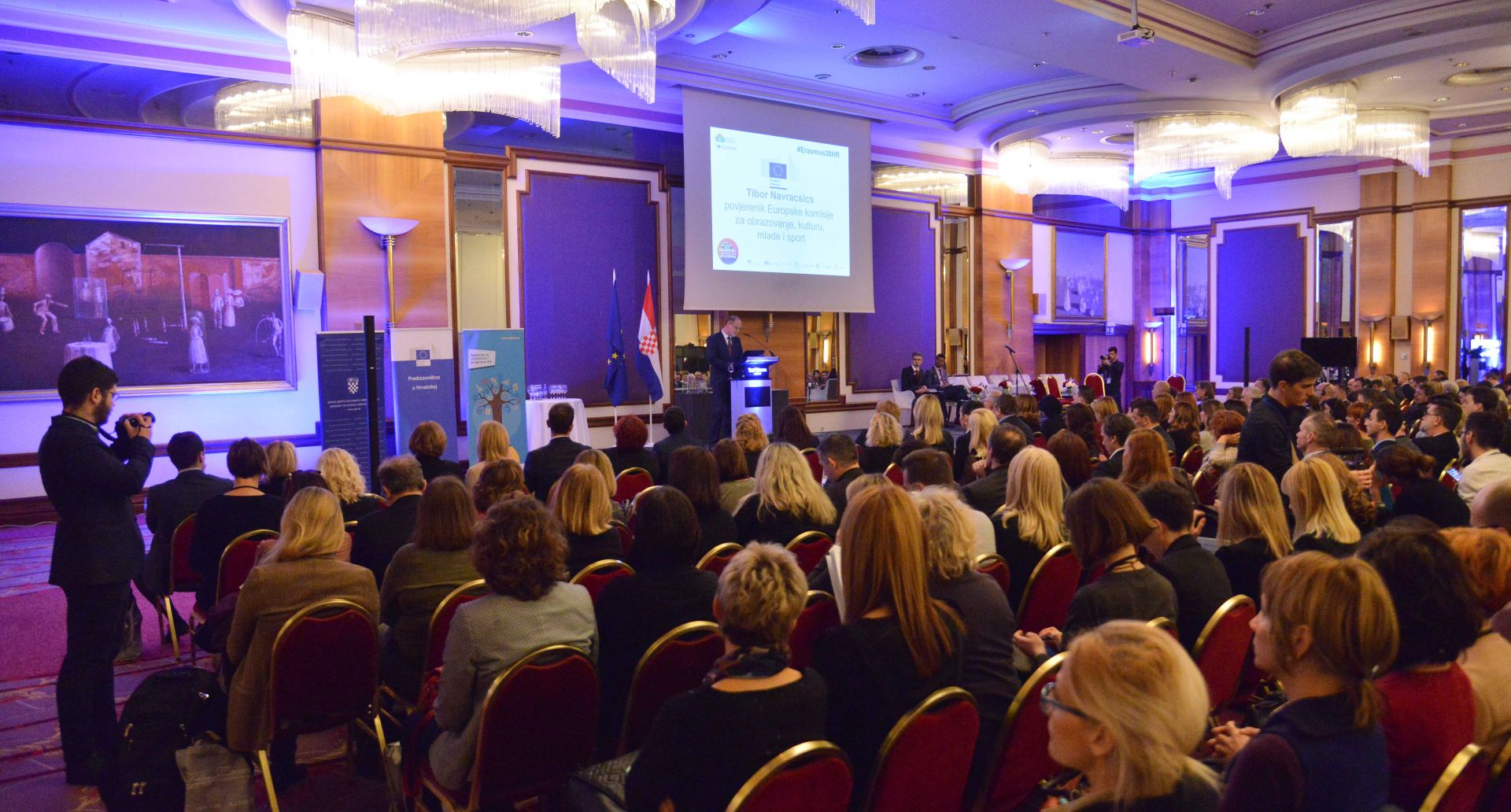Zagreb, 27.11.2017. - Konferencija "Kako je Erasmus postao Erasmus+, priča koja traje 30 godina" u povodu proslave 30 godina programa Erasmus održala se se u organizaciji Agencije za mobilnost i programe EU, te u suradnji s Ministarstvom znanosti i obrazovanja, Ministarstvom za demografiju, obitelj, mlade i socijalnu politiku, te Predstavništvom Europske komisije u Hrvatskoj. 
foto HINA/ Admir BULJUBAŠIĆ/ abu