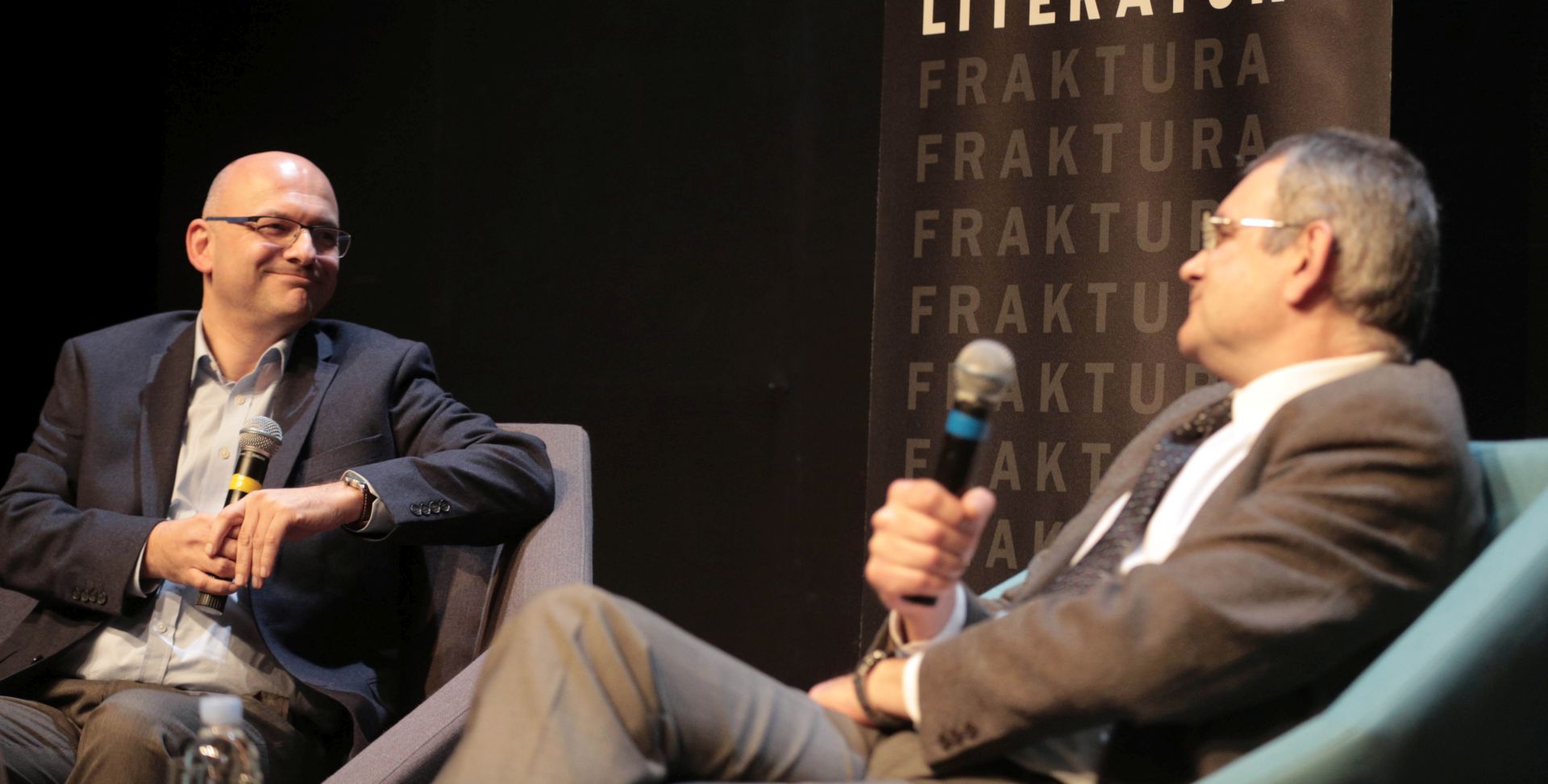 Zagreb, 27.11.2017. - Publicist Dejan Jović (L) predstavio je na tribini Razotkrivanja u razgovoru s Vukom Perišićem (D) svoju knjigu "Rat i mit: politika identiteta u suvremenoj Hrvatskoj" objavljenu u nakladi Frakture.
Foto HINA/ Dario GRZELJ/ dag