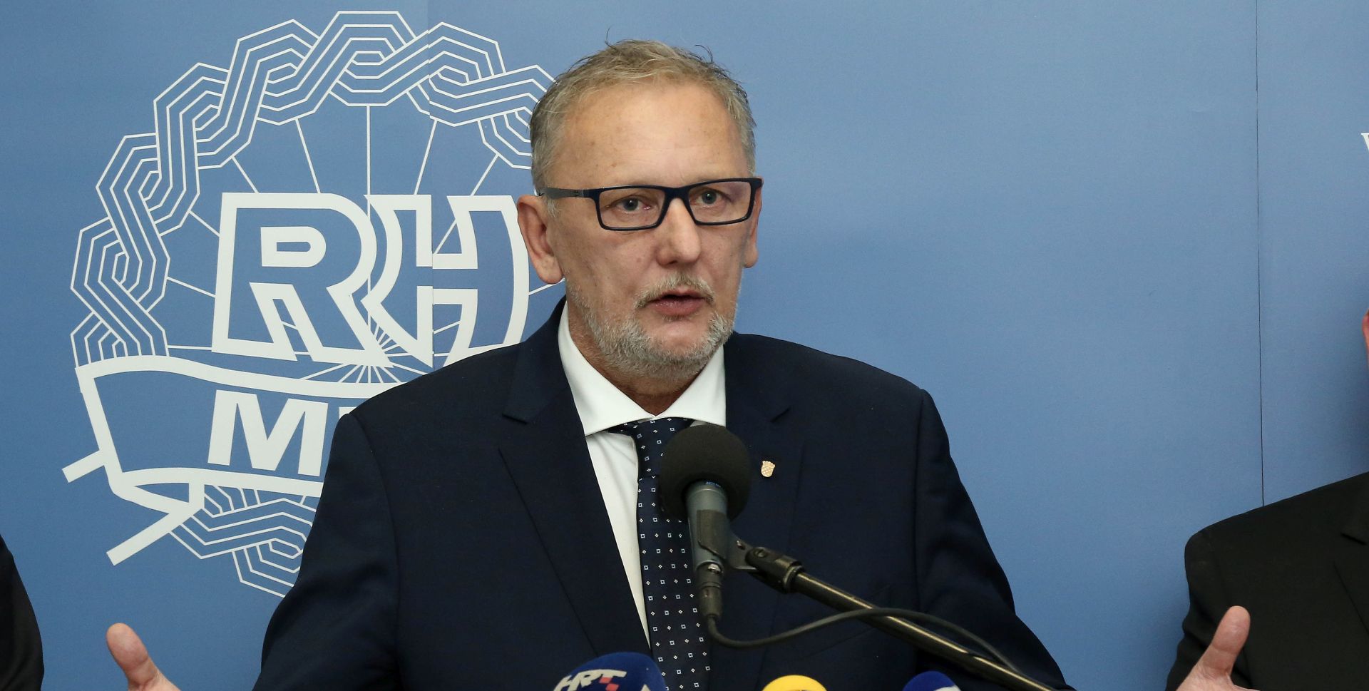Zagreb, 28.11.2017 - Održana je konferencija za novinare ministra unutarnjih poslova Davora Božinovića te glavnog ravnatelja policije Nikole Miline sa suradnicima na temu izmjene i dopune Zakona o kaznenom postupku.Na slici Davor Božinović.
foto HINA/ Tomislav PAVLEK /tp