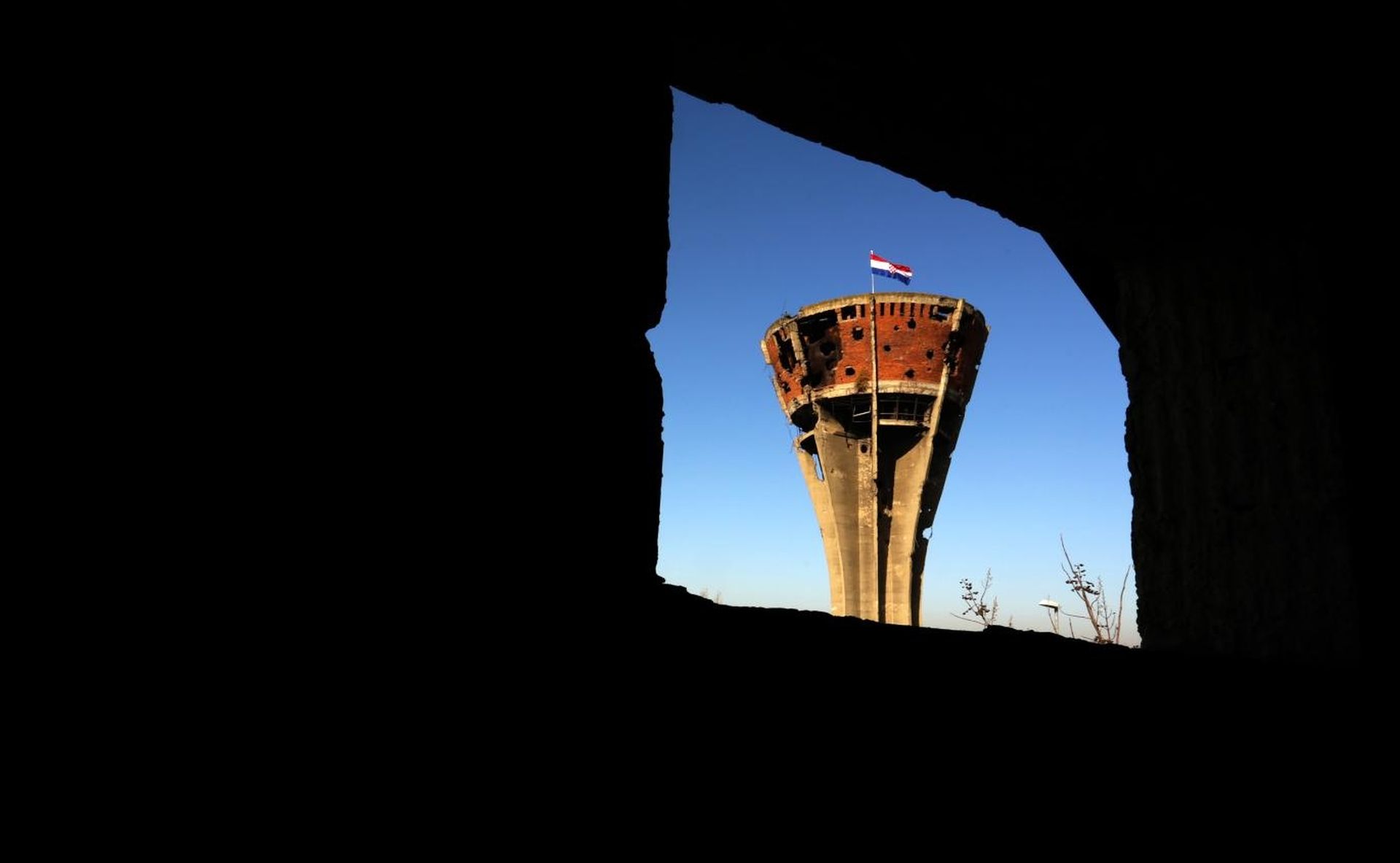 18.11.2015., Vukovar - Dan sjecanja na zrtvu Vukovara 1991.-2015. "Vukovar - mjesto posebnog pijeteta". Kolonom sjecanja od vukovarske bolnice do memorijalnog groblja odaje se pocast Gradu Heroju, njegovoj zrtvi i stanovnicima tog grada. Kolona sjecanja prolazi pored vodotornja na putu prema Memorijalnom groblju. Photo: Grgur Zucko/PIXSELL