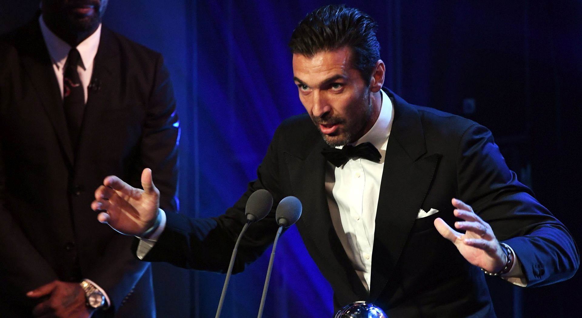 epa06284938 Juventus and Italy goalkeeper Gianluigi Buffon picks up the FIFA Goalkeeper 2017 award during the Best FIFA Football Awards 2017 at the London Palladium, London, Britain 23 October 2017.  EPA/ANDY RAIN
