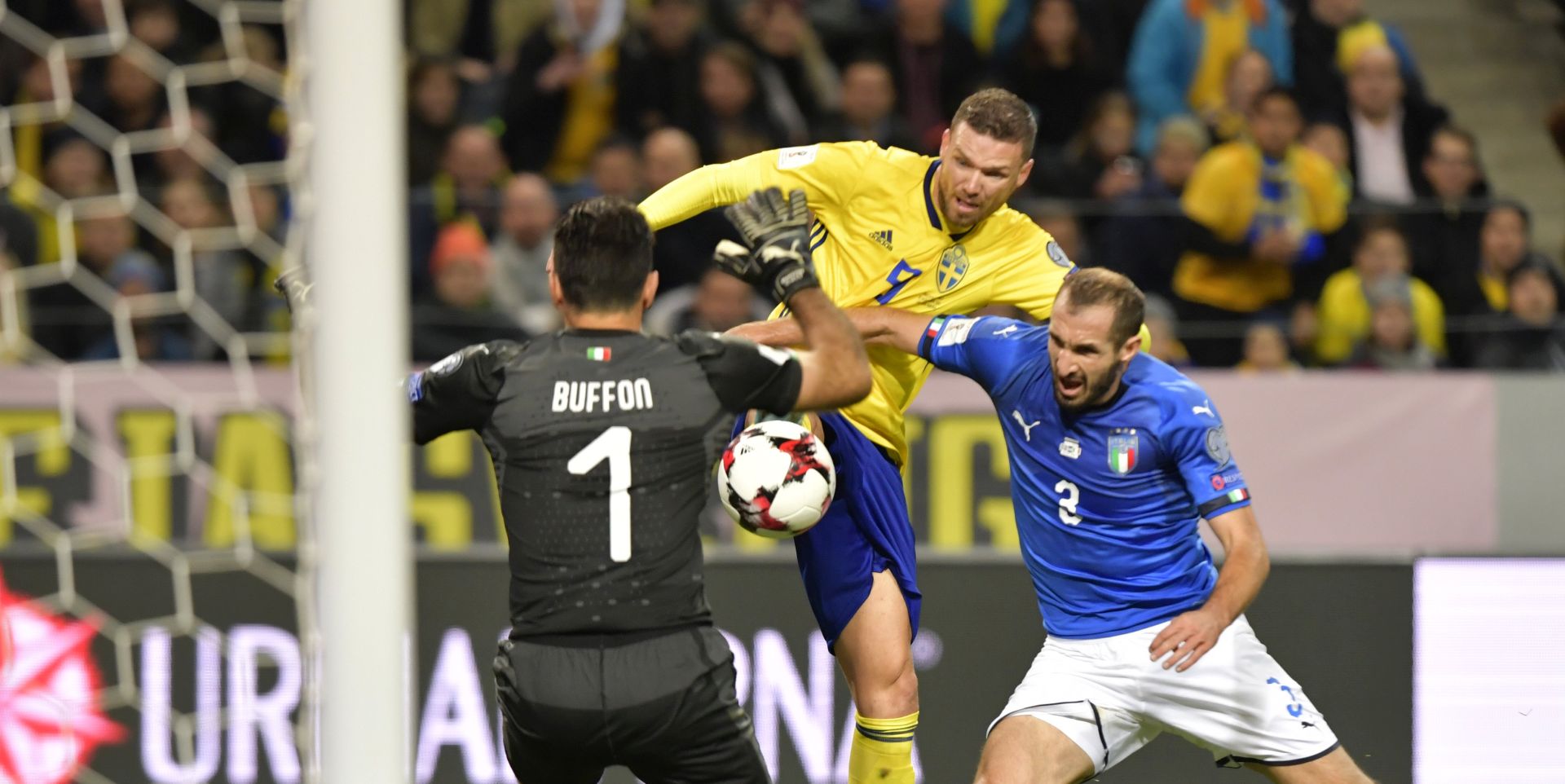 epa06321217 Sweden's Marcus Berg (C) and Italy's Giorgio Chiellini (R) in action during the FIFA World Cup 2018 European qualifying playoff match Sweden vs Italy at Friends Arena in Stockholm, Sweden, 10 November 2017.  EPA/ANDERS WIKLUND  SWEDEN OUT