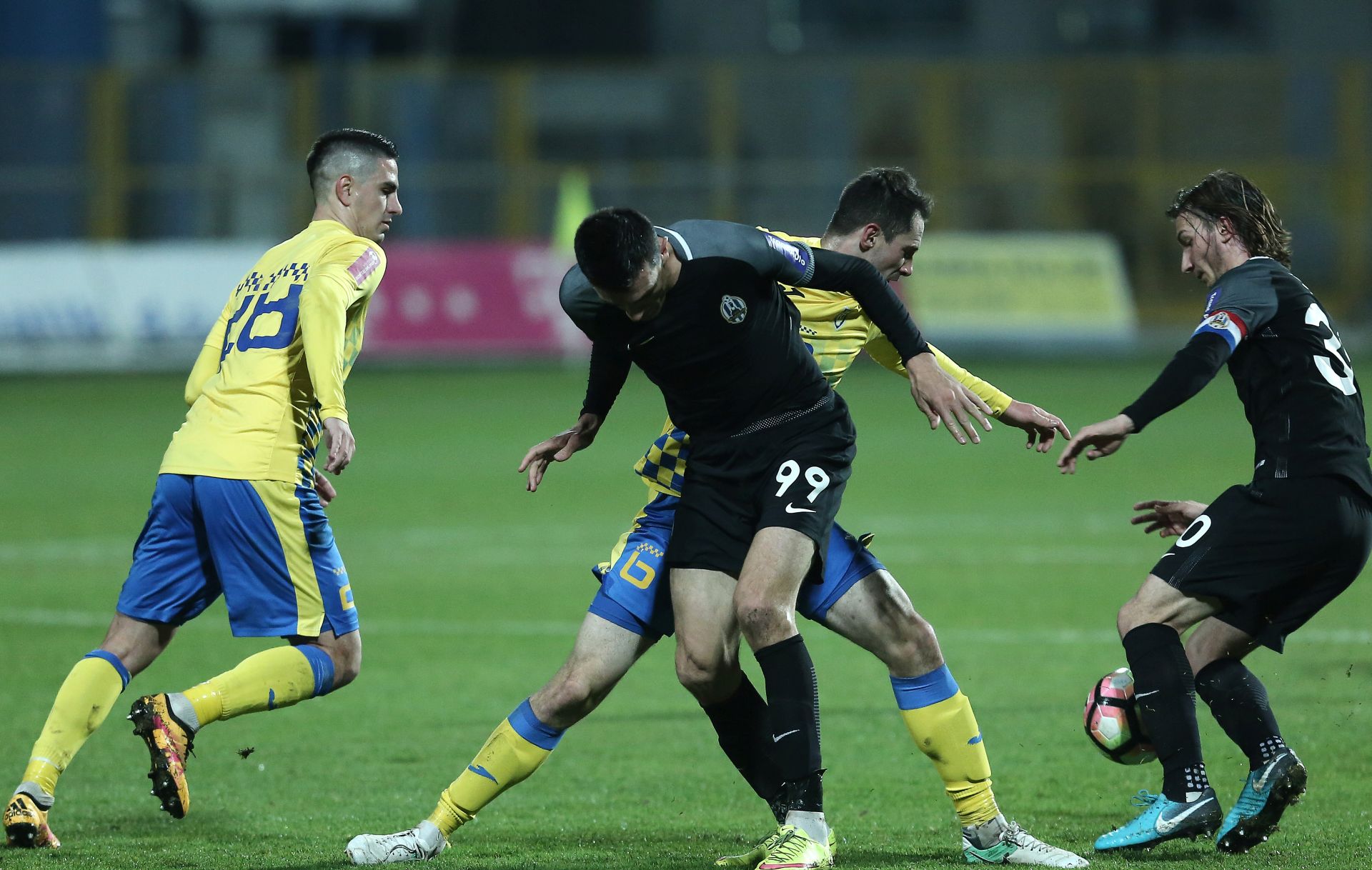 Zapreiæ, 24.11.2017. - Odrana je utakmica 17. kola Prve HNL Inter - Lokomotiva. Na sliciGrgiæ Mato (13) i Komorski Mislav(6) Inter i Krstanoviæ Ivan(99) i unjiæ Ivan(30) Lokomotiva. foto HINA/Tomislav Pavlek/tp