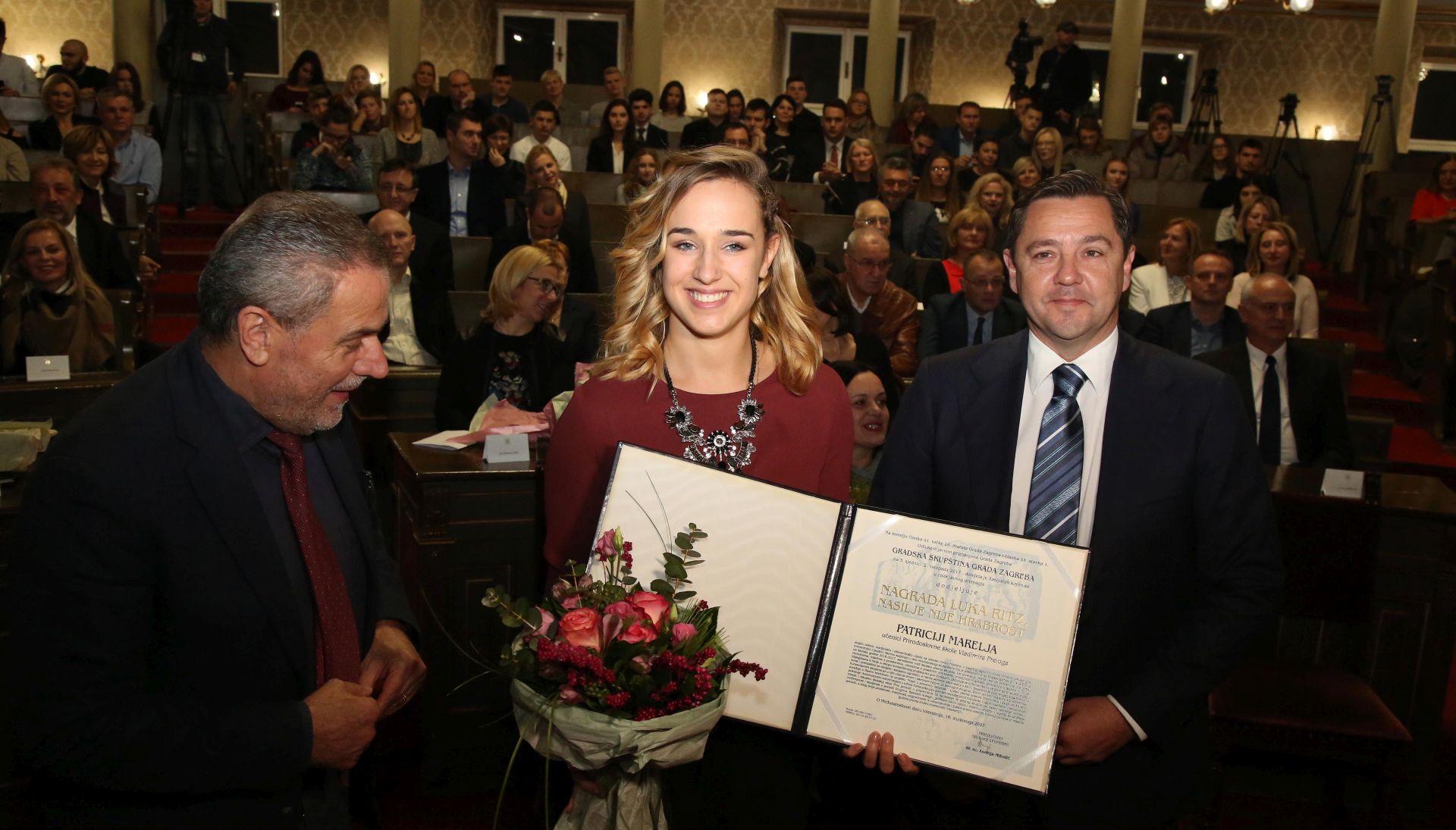 Zagreb, 16.11.2017 -  U povodu Meðunarodnog dana tolerancije, u Staroj gradskoj vijeænici osmu godinu za redom odrana je sveèanost dodjele Nagrade Luka Ritz  Nasilje nije hrabrost. Na sveèanosti, gradonaèelnik Grada Zagreba Milan Bandiæ (L)zajedno s predsjednikom Gradske skuptine Andrijom Mikuliæem (D) uruèio je nagrade ovogodinjim dobitnicama Luki Gnjidiæu i Patriciji Marelji (S). foto HINA / Zvonimir KUHTIÆ /zk
